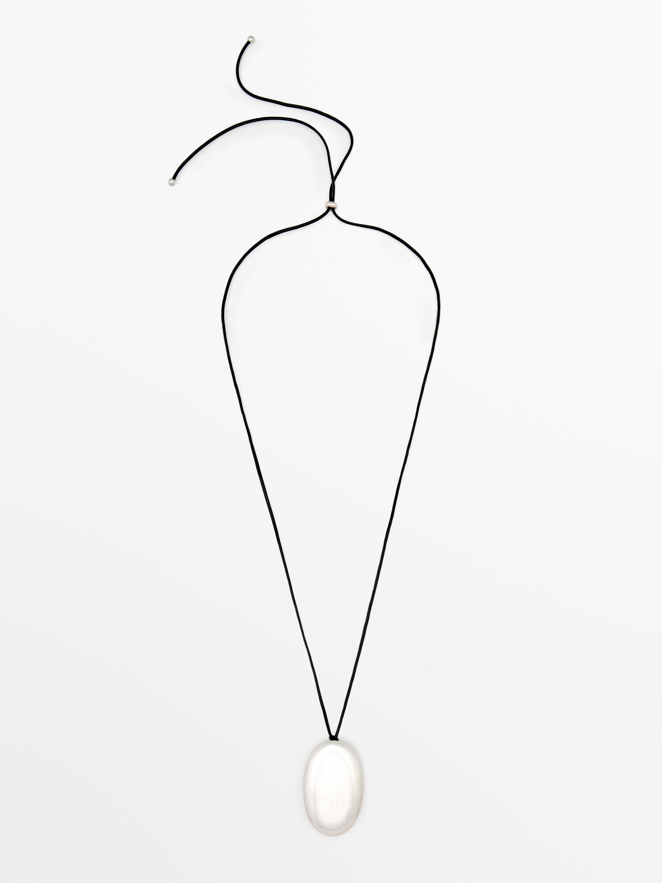 Halskette mit Metallelement Lederkordel | Massimo Dutti DE