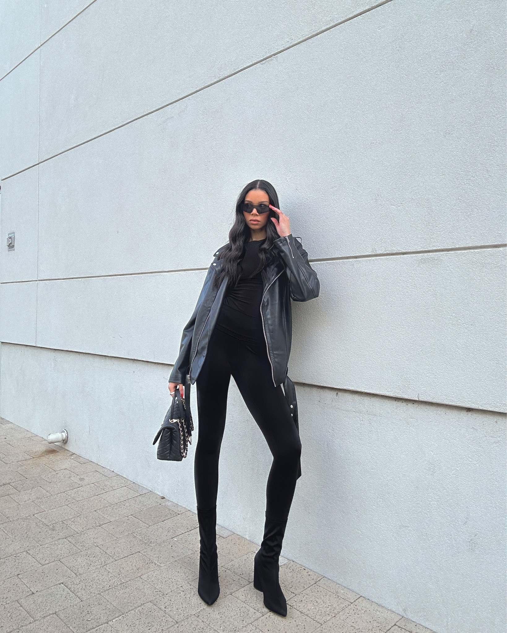 Edgy Saturday look 🖤 One of my favorite casual looks starting with just a t-shirt and leggings, but easily elevated by block heels and a leather moto jacket 