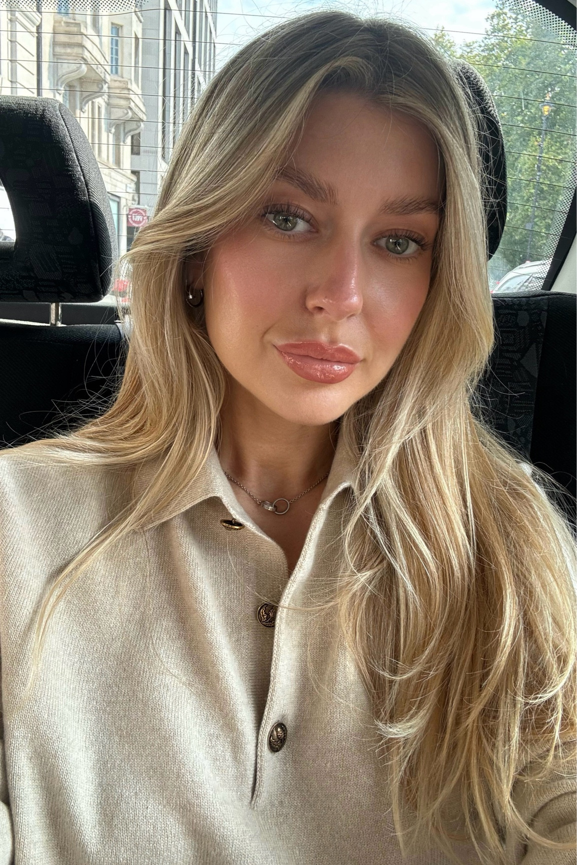 My quick “no make-up” make-up must haves!!

Rhode Sleepy girl on my cheeks🤎obsessed with it 

(I am not a big makeup girl and I live for a lash lift bc I hate wearing mascara sm!!!)


#LTKeurope #LTKbeauty #LTKuk