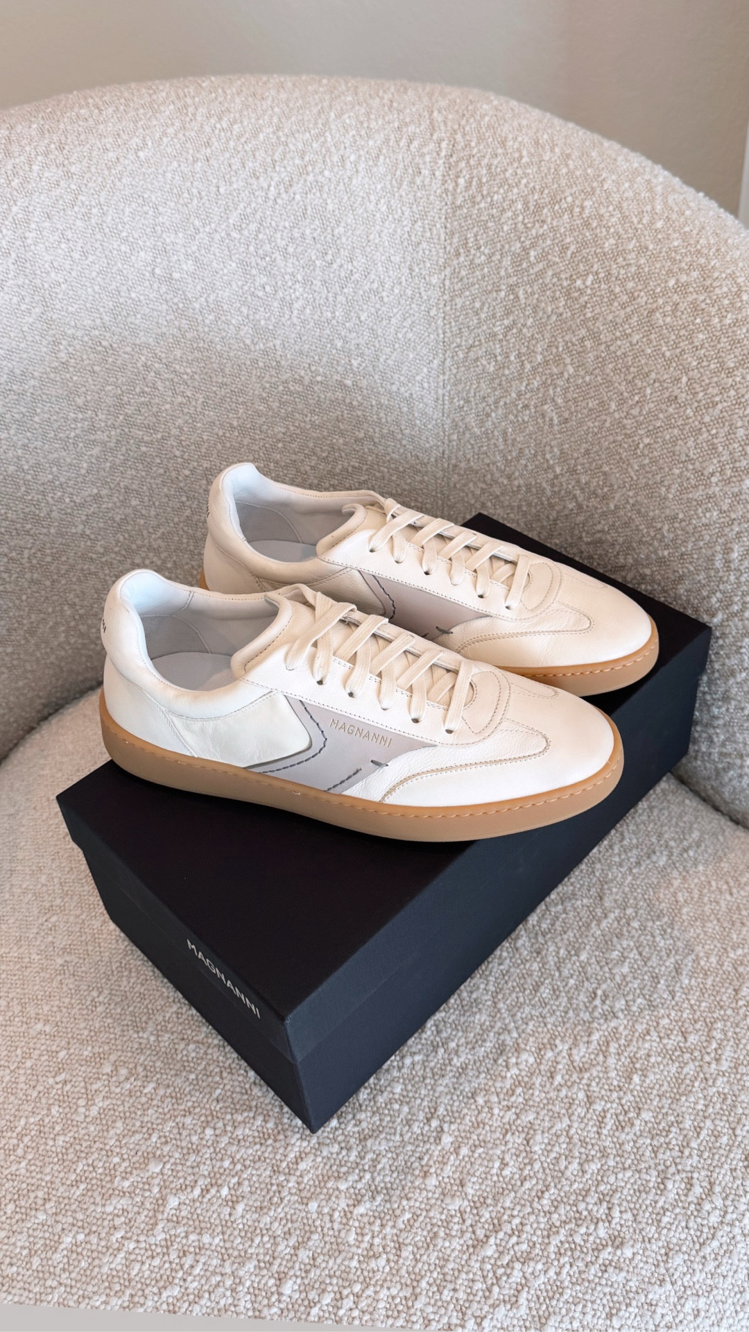 👟✨ Plot twist: los tenis también saben ser elegantes… solo que nadie te había enseñado cómo 🤫 quieroo que intenten esta combinación y me cuentan 🤌🏻

🤎un pantalón basta ancha, puede ser Jean, pants o de satin como los míos✨

🤎 un top básico blanco o negro/ puede ser tank top, camisa, bodysuit, metele sazón🧂

🤎 De tercera pieza un jacket/ cropped blazer, mi manera favorita de elevar un look🤩

🤎 de tenis puedes usar los que más te gusten, blancos o cremas ✨🤌🏻👟 los míos son de @magnanni / Zori sneaker link directo en mi Bio👟


#LTKSeasonal #LTKShoeCrush #LTKStyleTip