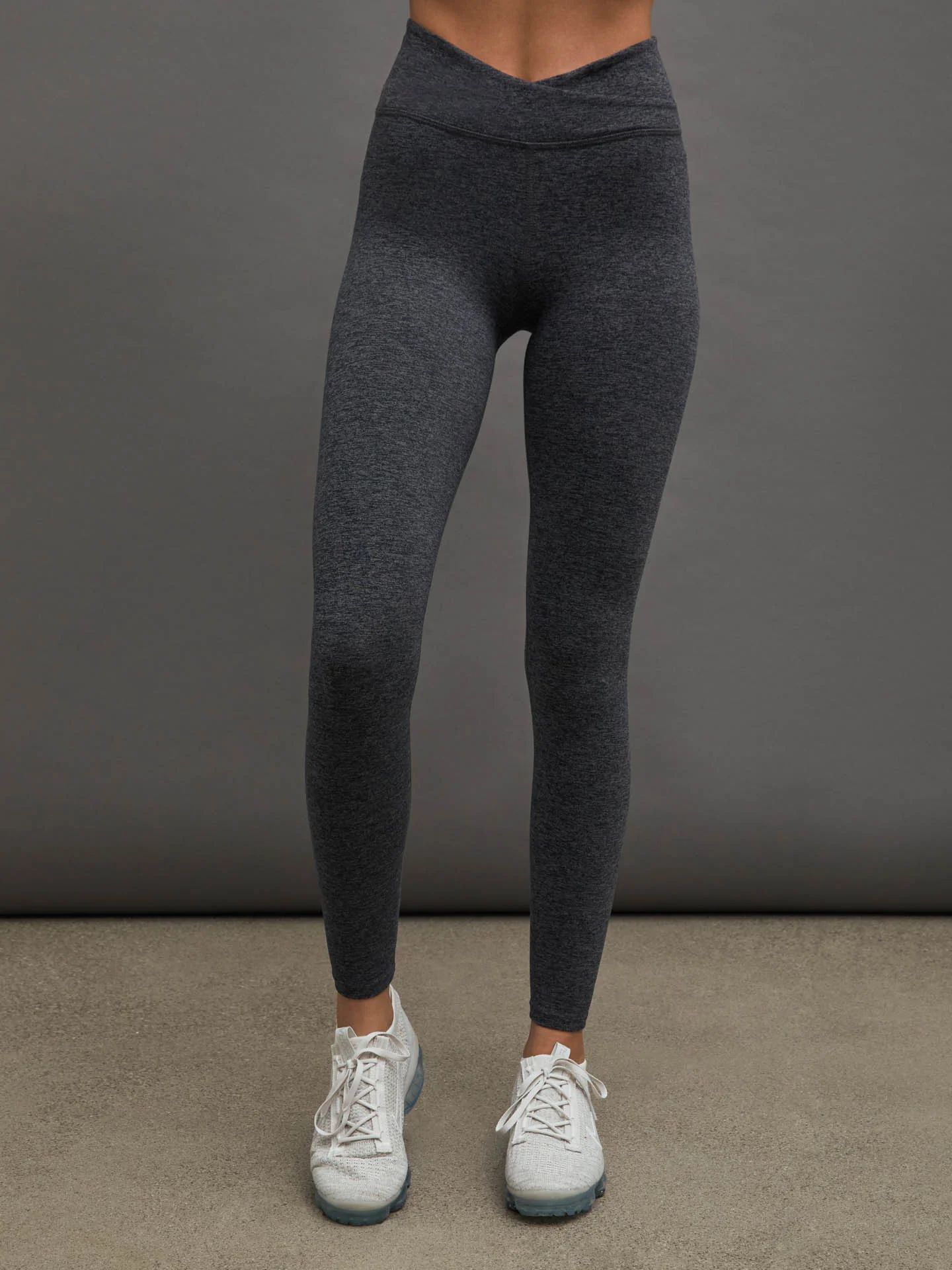 WRAP LEGGING IN HEATHER MELT - Dark Heather Grey | Carbon38