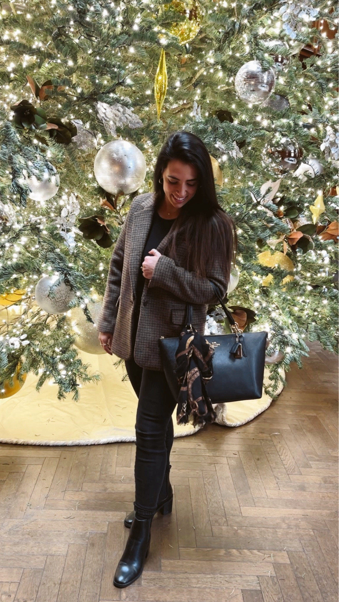 The French Room Christmas Tea Outfit 🎄☕️

#LTKMidsize #LTKSeasonal #LTKHoliday