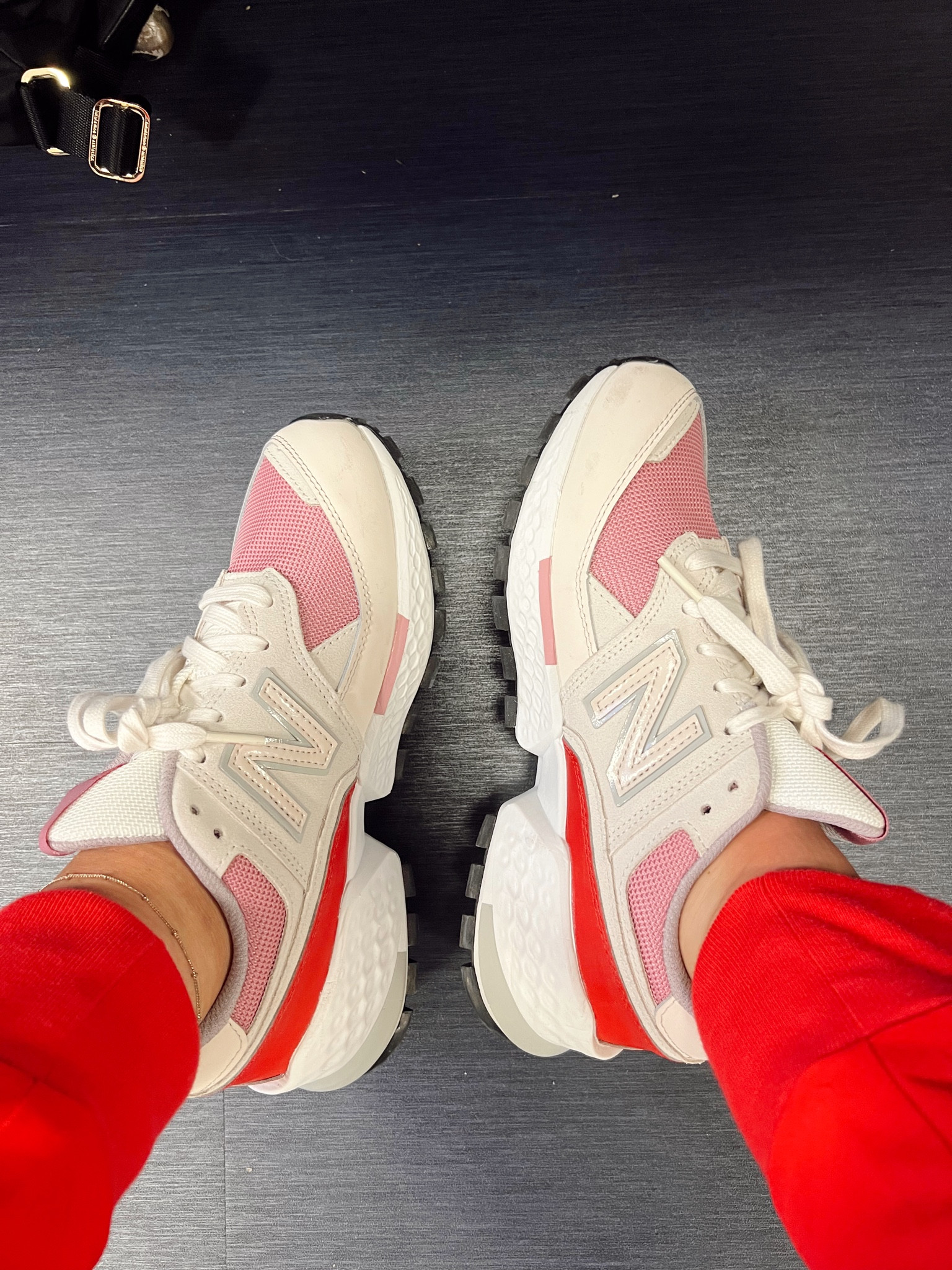 NEW BALANCE X FIGS SCRUBS SHOES! these are super comfy for all shift long 😍 linking these and the new red figs scrubs below!

#nurse #scrubs #figs #newbalance #sneakers 

#LTKshoecrush #LTKworkwear #LTKstyletip