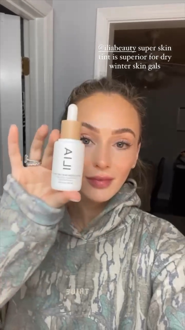 My go-to makeup routine for dry winter skin! 

Products:
-Ilia Super Serum Skin Tint
- Saie Super Gel Highlighter 
- Saie Dew Blush 
- Tower 28 Mascara 
- Nyx Brow Gel 
- Benetint
- Summer Fridays Lip Butter Balm, Vanilla 
- Charlotte Tillbury Lip Cheat Lip Liner, Iconic Nude 

#LTKSeasonal #LTKbeauty #LTKVideo