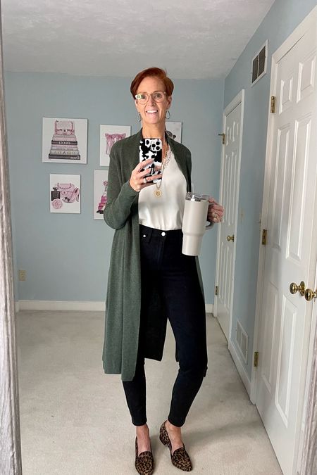 A Pinterest inspired fall outfit. T-shirt and jeans is a classic with the added cardigan and leopard shoes to complete the look.

Madewell jeans

Black jeans, white T-shirt, long cardigan, leopard shoes, fall outfit, classic outfit


#LTKstyletip #LTKSale