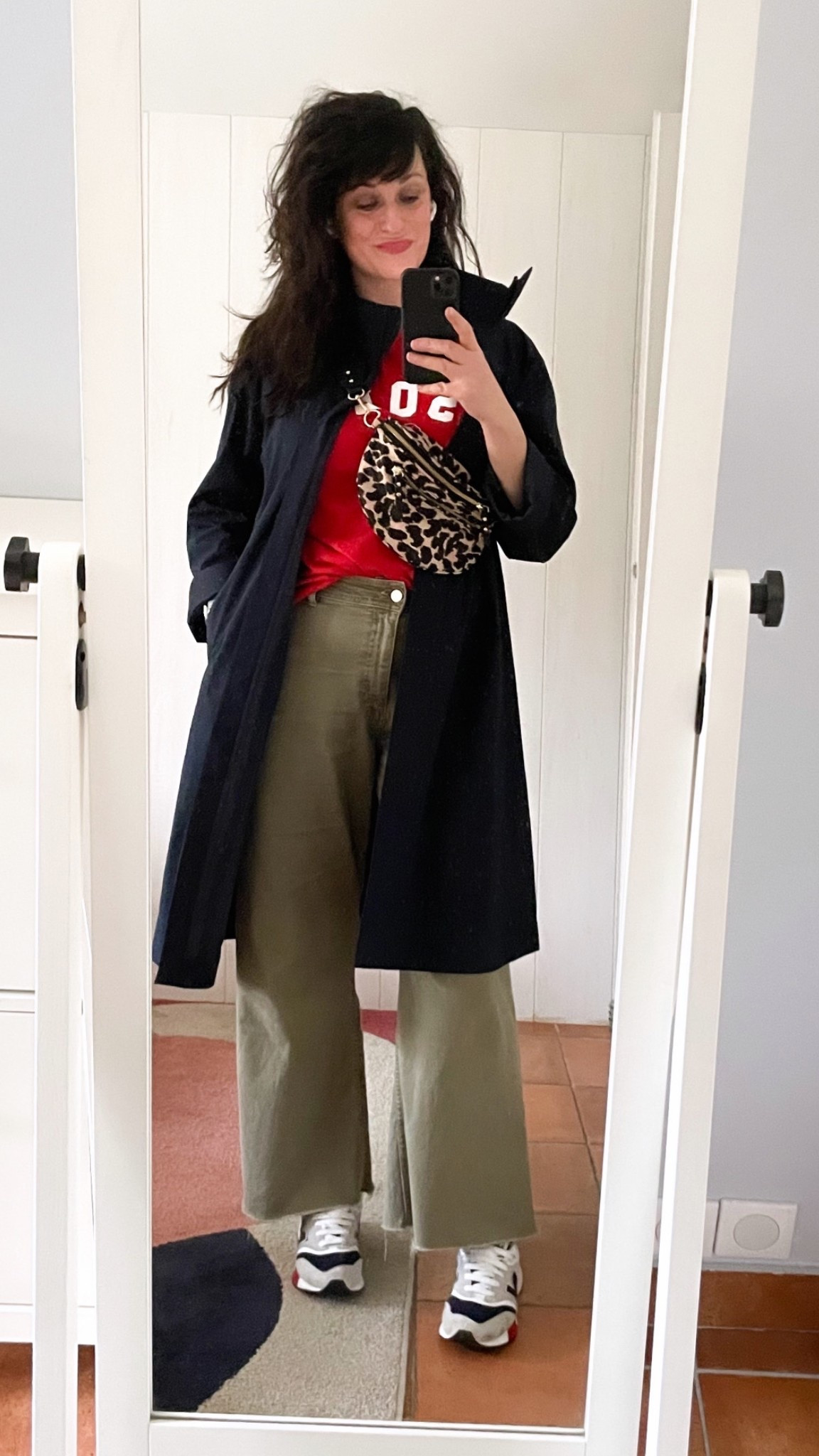 . Parka longue « Blocktech » bleu marine #uniqlo 
. T-shirt rouge « Isola » #hm (en lien)
. Jean flare cropped kaki « Catherine » #mango (autre coloris, en lien)
. Banane léopard « Sana" #petitemendigote (en lien)
. Runnings U997R #newbalance (en lien)


#LTKspring #LTKfrance #LTKmidsize