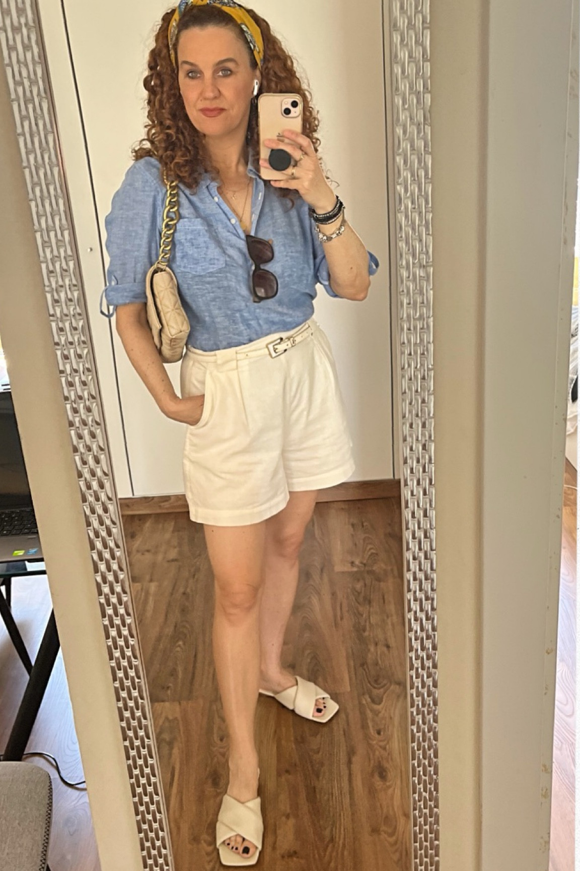 Look descontraído e elegante tem camisa jeans com bermuda de linho. As sandálias rasteiras e bolsa pequena são ótimos complementos para ficar chic sem esforço ✨

#lookdespojado #arezzo #schutz 

#teorianapratica2LTK

#LTKbrasil #LTKover40 #LTKstyletip