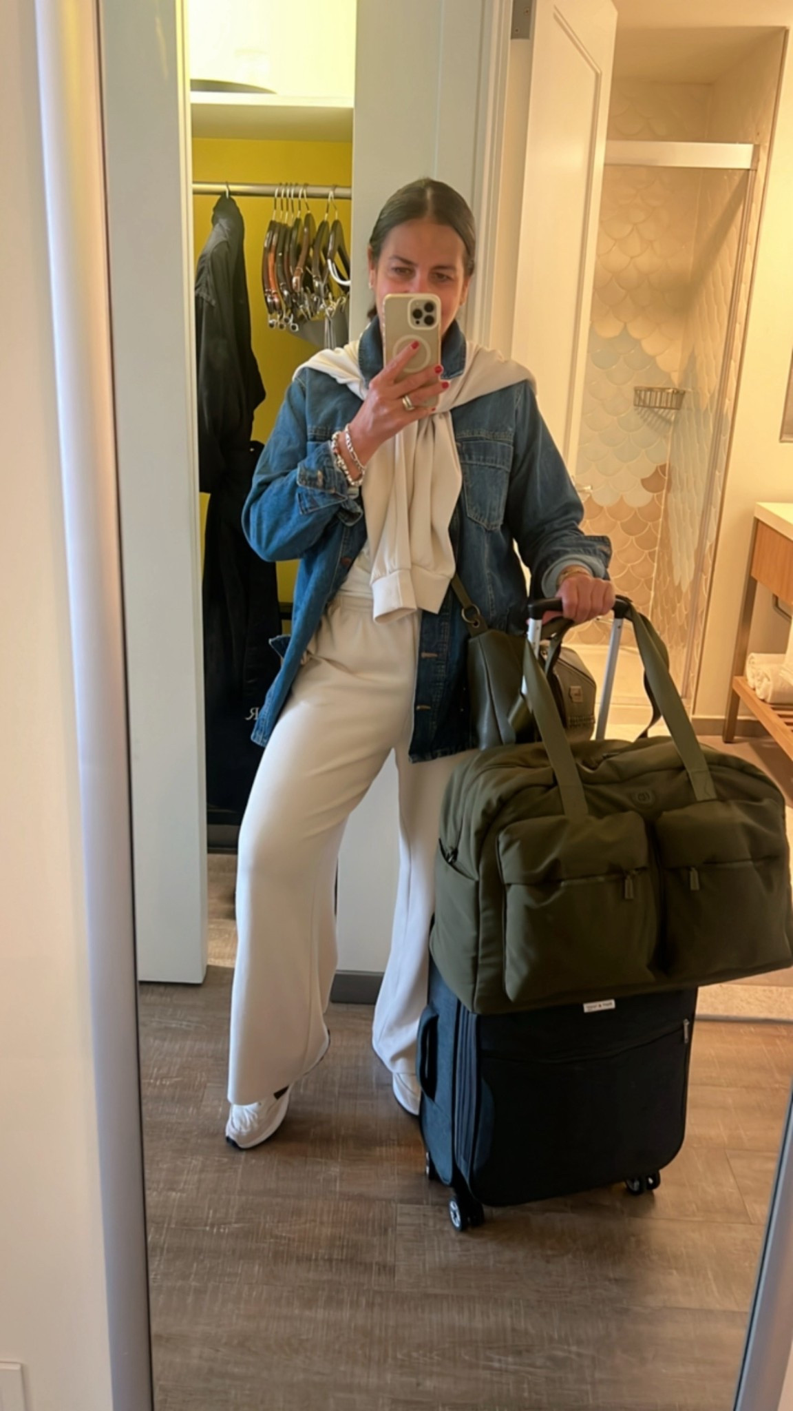 Mi outfit para irnos de vacaciones🏝️ una temprana madrugada salimos hacia el JFK airport, quería estar cómoda para el aeropuerto, el avión y también al llegar a Curaçao. Así que decidí ponerme un tshirt mangas cortas debajo del jacket y luego encima el hoodie del conjunto con el pantalón. Ósea me vestí en capas cómodas y fáciles para ir poniendo más o quitando algunas. Cuando llegamos a la isla solo me quedé con el Tshirt y el pantalón para ir a explorar un rato antes de darme un baño y después irnos a cenar. Fue lo mejor que hice, utilicé el servicio de laundry en el hotel para lavar la ropa y regresar a NY con ella limpia. 
. 
🙌 
.
Super easy and comfy travel outfit. 
.
Wearing layers from chill weather to the hit 🔥 at Curaçao’s.- 
.
#traveloutfit 
pants set, outfit for airport, travel bag 

#LTKStyleTip #LTKTravel #LTKActive