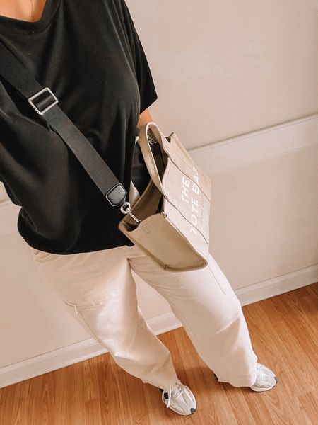Marc Jacobs tote bag, neutral sneakers, new balance sneakers, spring style, neutral style 🖤

#LTKStyleTip #LTKItBag #LTKGiftGuide