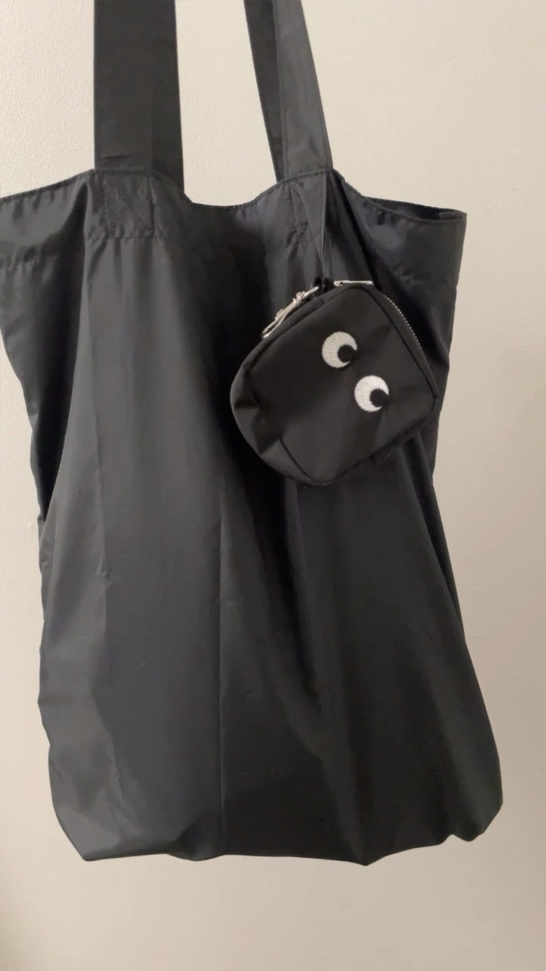 $19.90 - Uniqlo x Anya Hindmarch Packable Bag. Also comes in green. 

Reusable tote bag

#LTKfindsunder50 #LTKGiftGuide