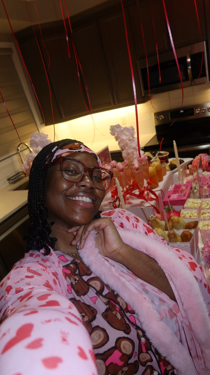 my galentines fit with the gworls 💘👯‍♀️🍬
 
matching set: @fashionnova 
robe: @romwe 💗
glasses: @mint_vision

#LTKdatenight #LTKcanada #LTKstyletip