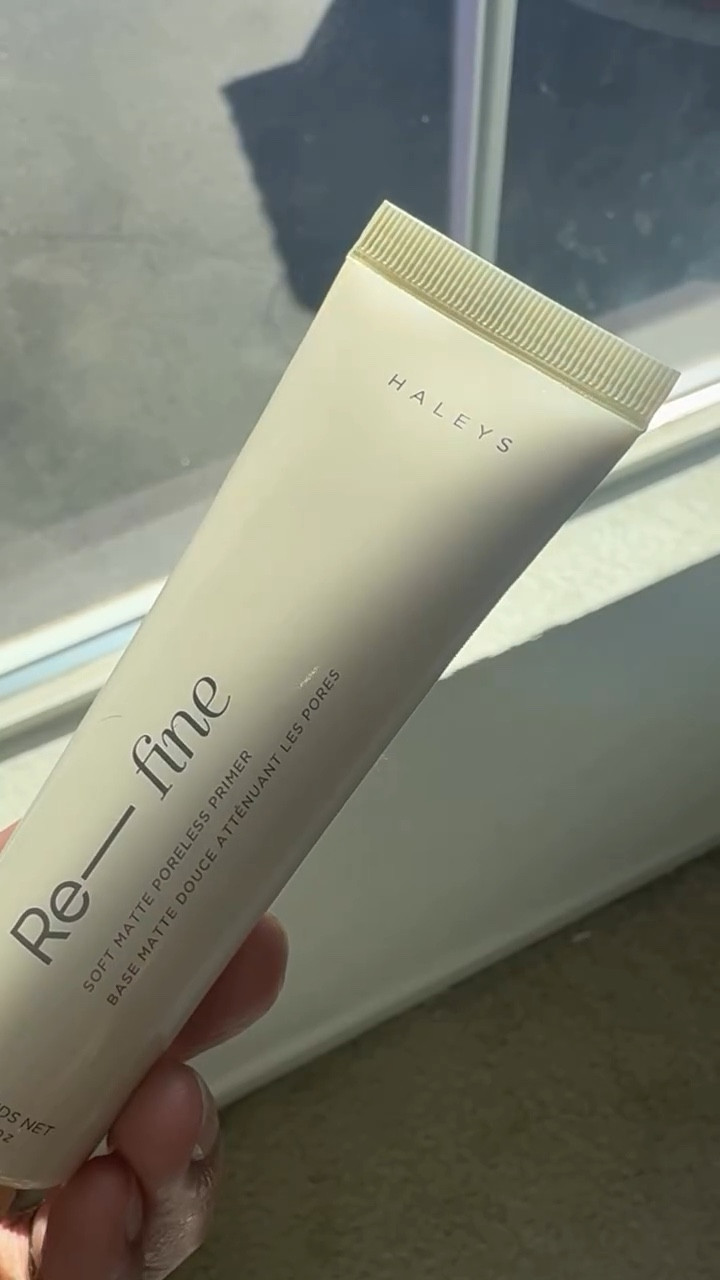 I used to think primer didn’t really matter… until I tried this one.

The Refine primer from @haleysbeauty makes my makeup go on so much smoother and actually last all day without feeling heavy or cakey.

It gives that soft matte, blurred finish that makes your skin look like a real-life filter 😭

If your foundation has been looking patchy or not lasting… this might be what you’re missing.

#haleysbeauty #makeuproutine #over30beauty #momlife #softglammakeup