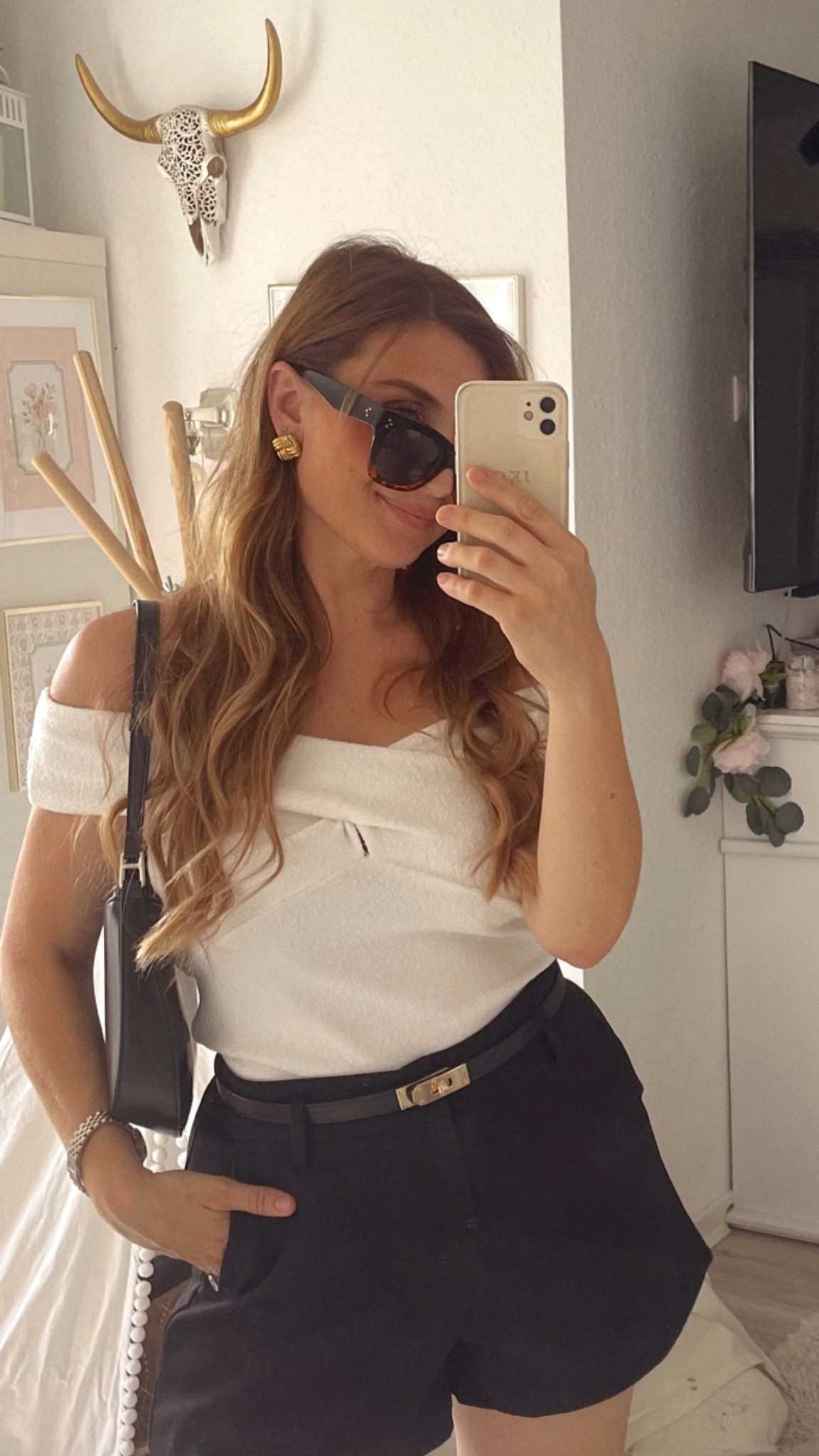 Old Money - Zeitlose Eleganz: Der perfekte Sommer-Look 🤍🖤 Minimalistischer Chic trifft auf sommerliche Leichtigkeit. Dieses Outfit kombiniert ein luftiges Off-Shoulder-Top mit einer scharf geschnittenen Anzugshort für den ultimativen „Quiet Luxury“-Vibe. Die Sandalen im ikonischen Designer-Look mit den markanten Cut-outs runden den Look ab und sorgen für eine zeitlose, luxuriöse Note. Perfekt für einen Tag in der Stadt oder einen stilvollen Lunch.

#LTKdeutschland #LTKsummer #LTKstyletip