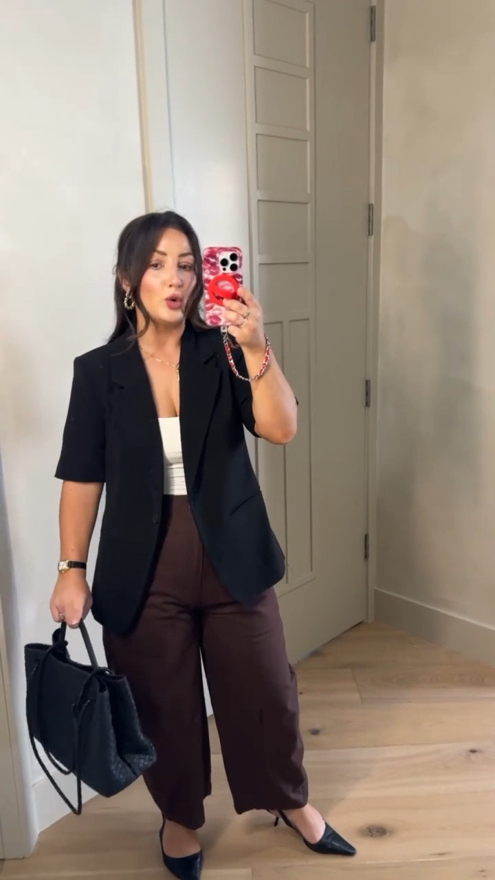 Obsessed with this outfit!!!

Short sleeve blazer size small 
Tank size small 
Linen Pants size small 

5'0" 140lbs
Petite friendly 

 

#LTKootd #LTKPetite #LTKWorkwear