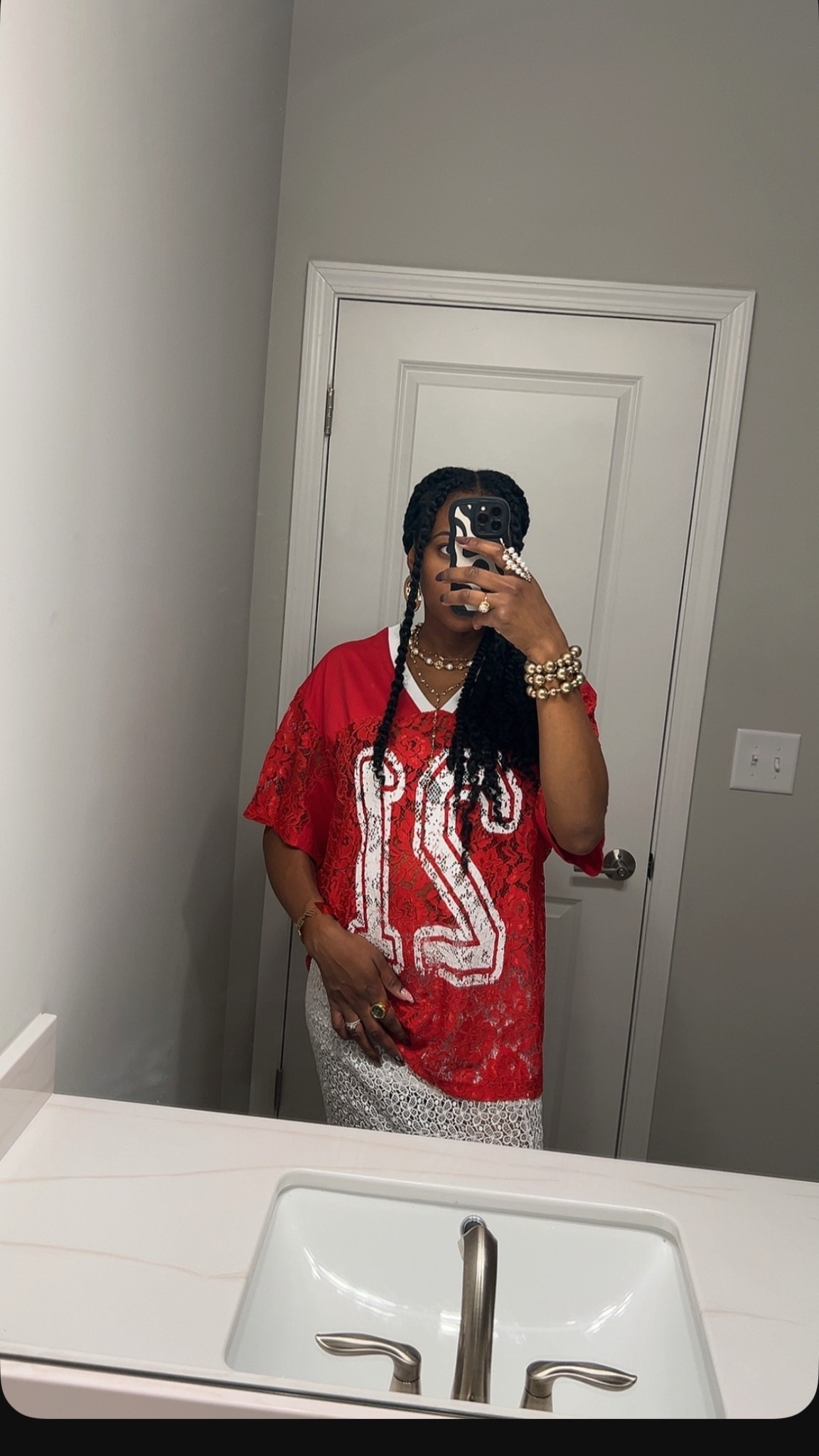 Casual jersey outfit with white mesh skirt