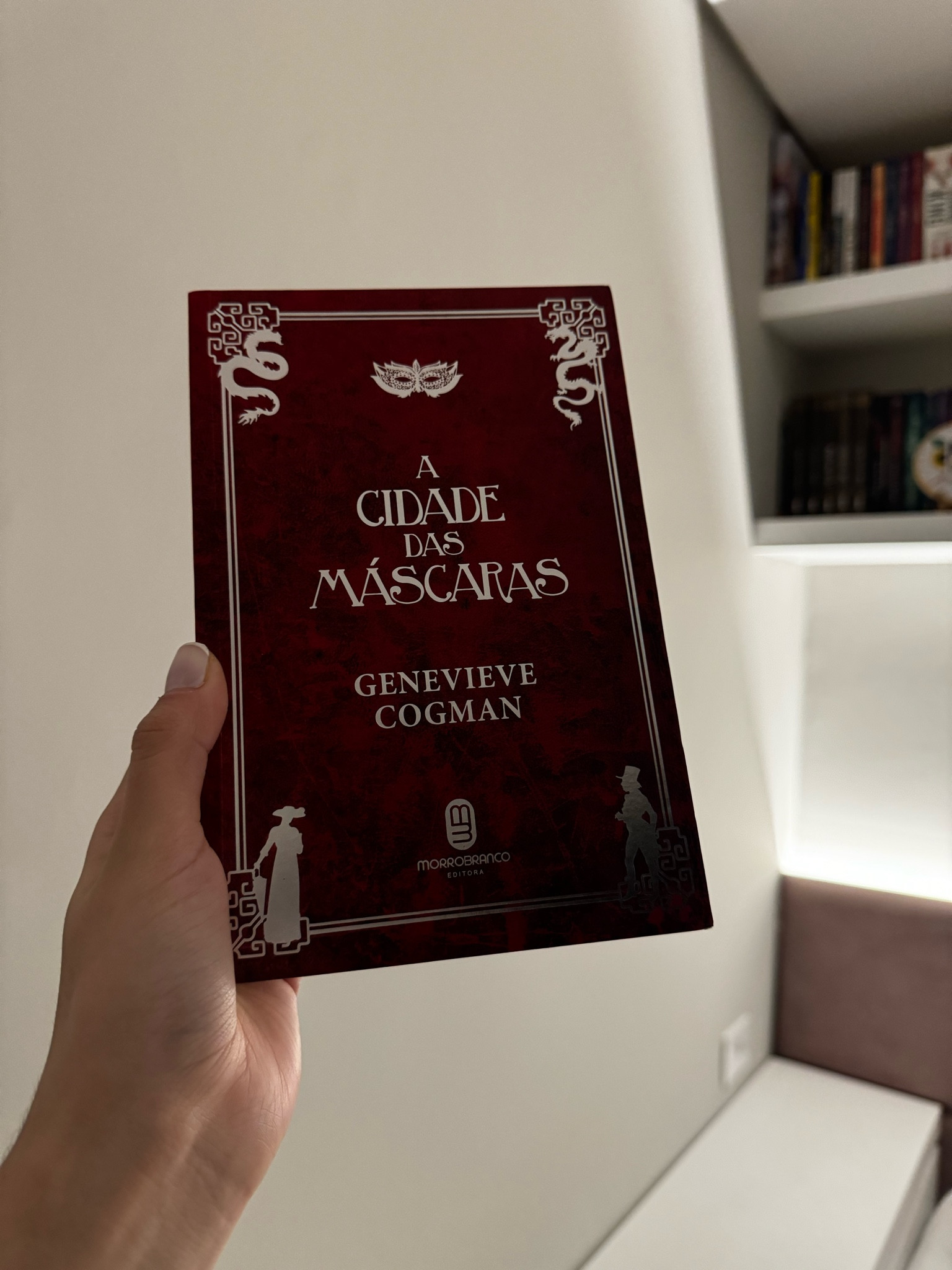 “Irene está trabalhando como espiã em uma Londres Vitoriana, coletando importantes livros de ficção para a misteriosa Biblioteca, quando Kai é sequestrado.

A origem enigmática de seu assistente significa que ele tem aliados e inimigos igualmente poderosos, e seu sequestro só pode significar uma coisa: guerra entre as forças da ordem e do caos, capaz de destruir mundos inteiros.

Para manter a humanidade longe do fogo cruzado ― e salvar Kai de uma morte certa ―, Irene terá que fazer aliados duvidosos e viajar até as profundezas de uma Veneza repleta de magia negra e estranhas coincidências, onde é sempre Carnaval. Lá, ela precisará lutar, mentir e chantagear seres poderosos. Ou enfrentar consequências fatais."

#LTKgiftguide #LTKover50style #LTKstyletip