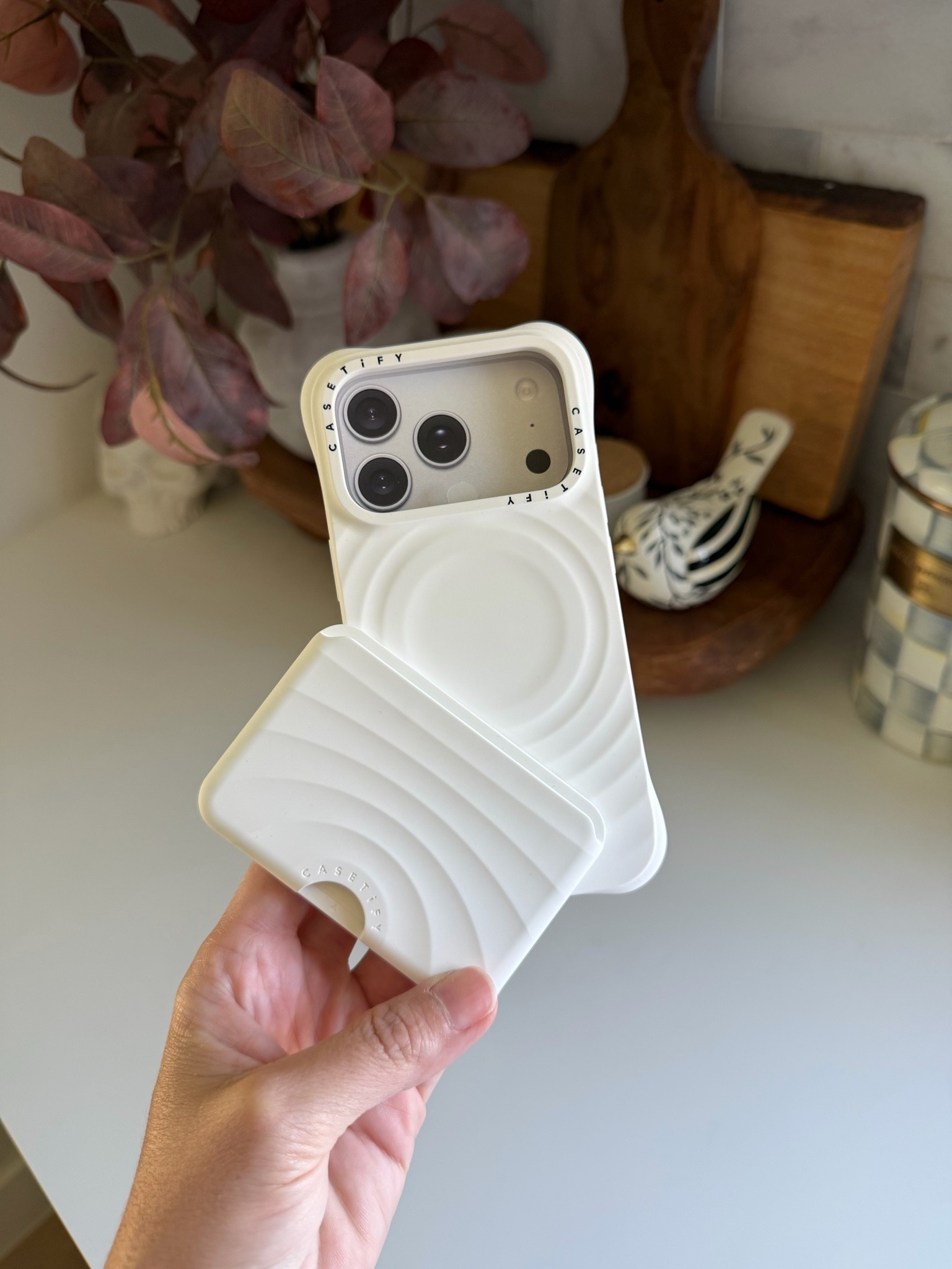 Super excited to try this new ripple case out! I have been going more minimalistic with what I carry around daily so the fact this has a super strong magnetic wallet that sticks right to the back is a game changer
These both come in multiple colors too.
