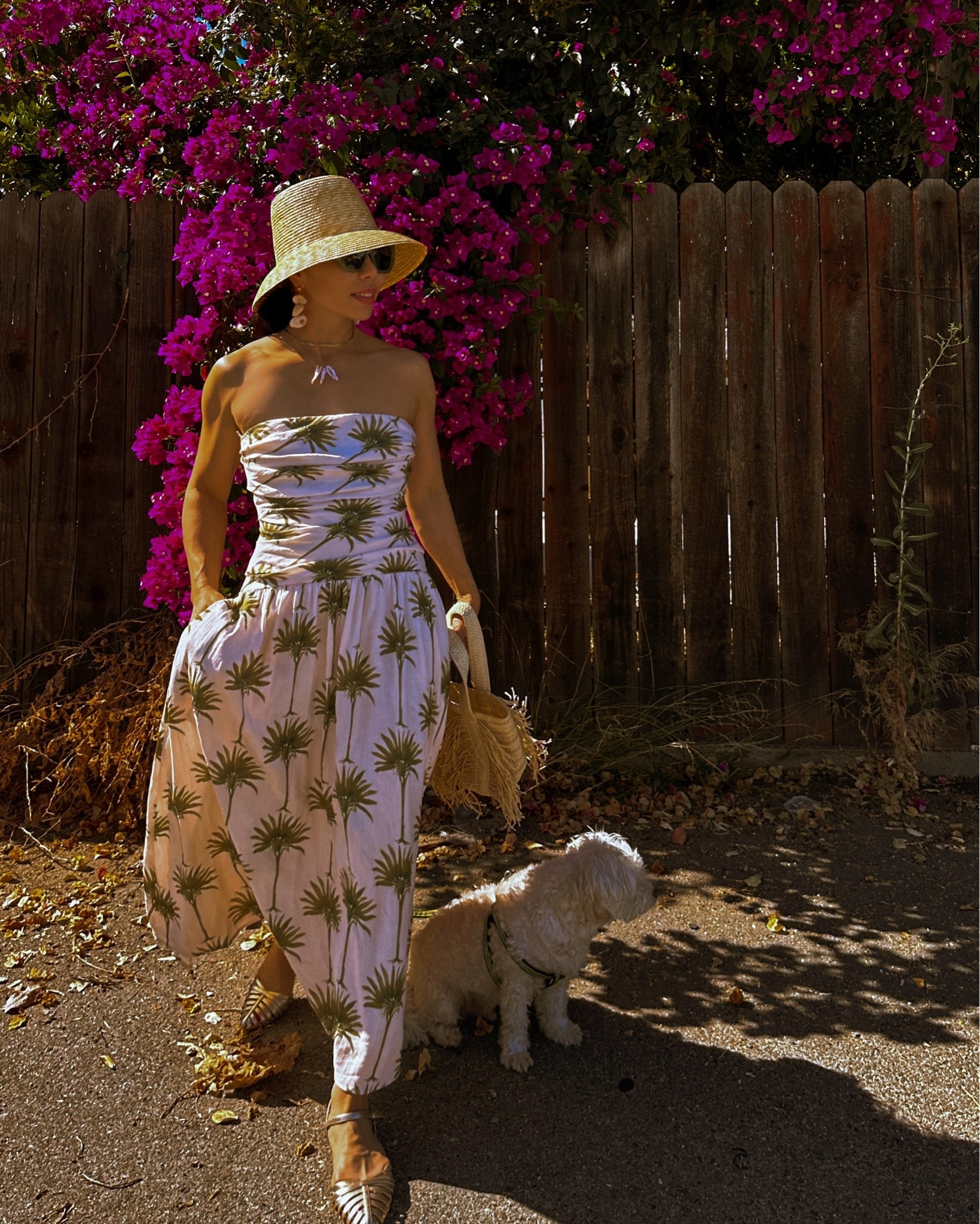 Summer is here! ☀️ This dress also comes with two removable straps, pockets (yes, pockets!), and an adjustable chest area for the perfect fit. ✌🏼