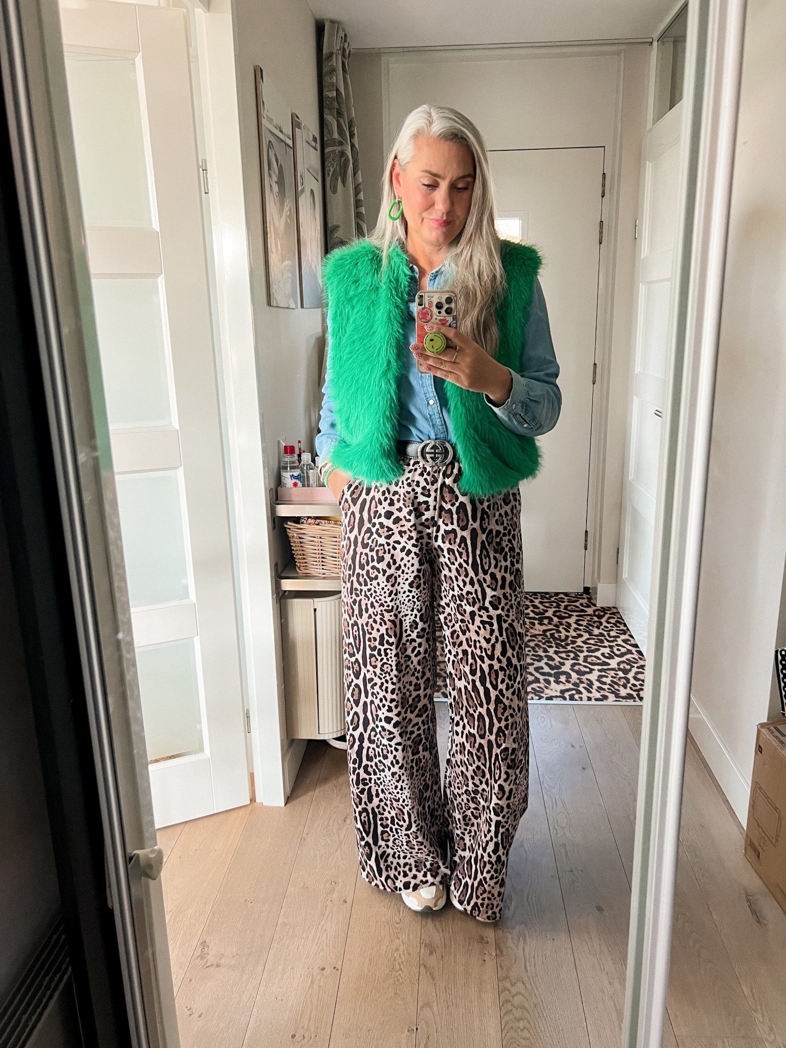 OOTD - Dinsdag. Spijkerblouse (M, van de herenafdeling), groen furry gilet (Norah), leopard broek (40), Nike V5 sneakers. 



#LTKnederlands #LTKmidsize #LTKeurope