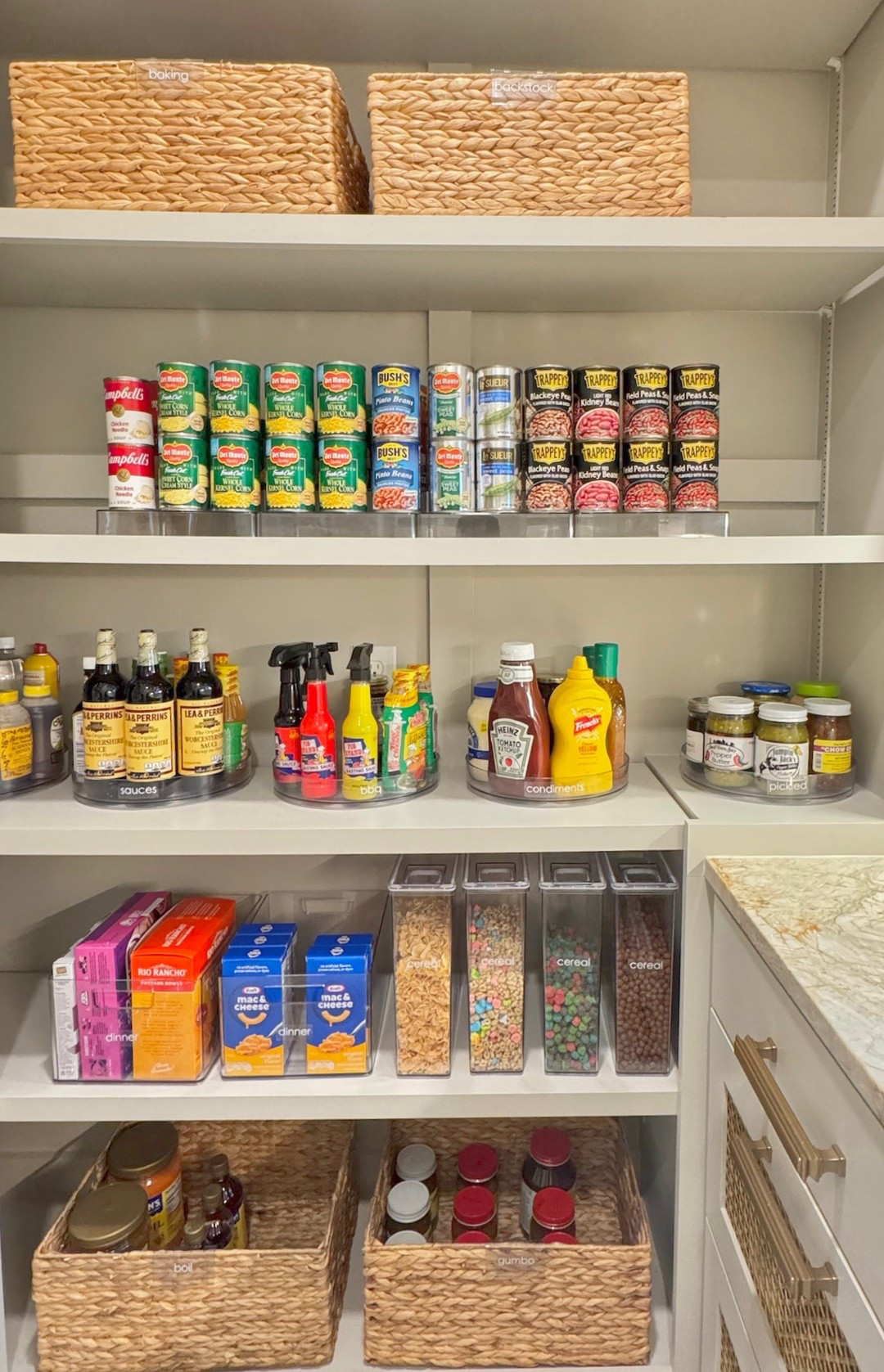 A Pinterest worthy pantry 😍 We love helping our clients decide on a design scheme for their products. Whether you want all clear, wicker, glass, or a mix- we got you! We handle all of the measuring and shopping so there’s no guess work involved.