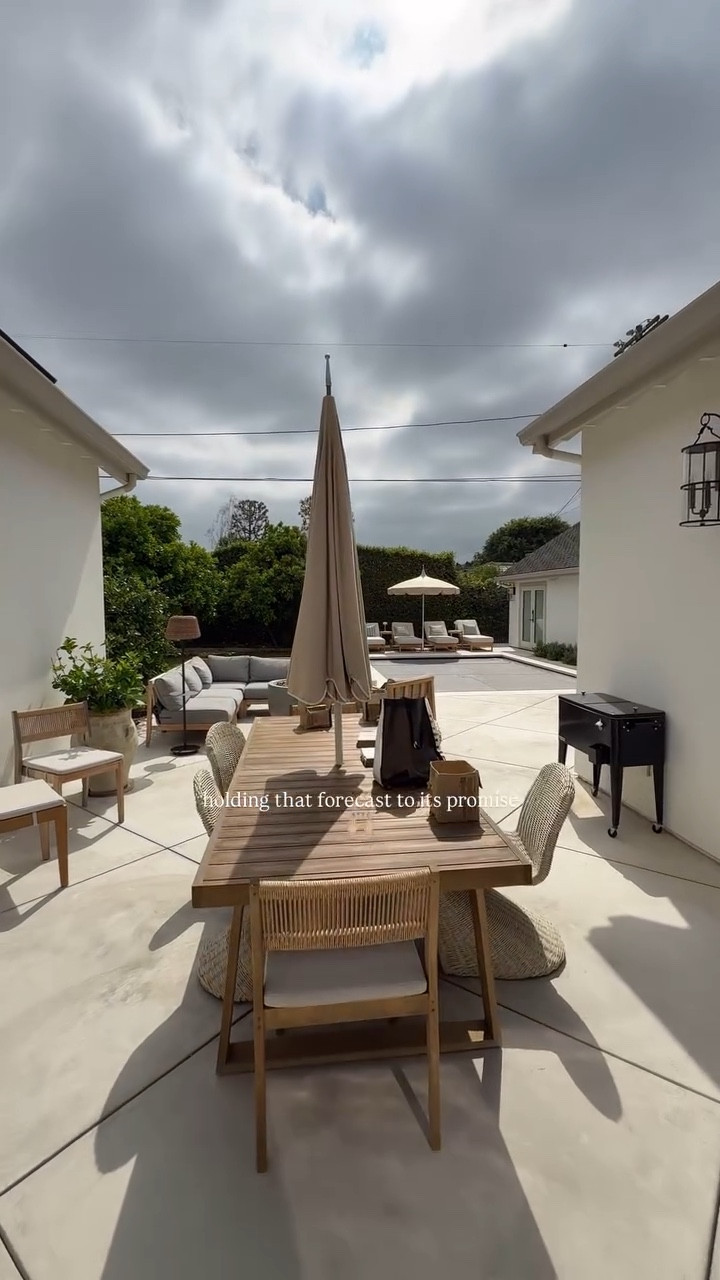 so excited to spend more time out here!

pool | backyard | outdoor dining | outdoor furniture | pool umbrella