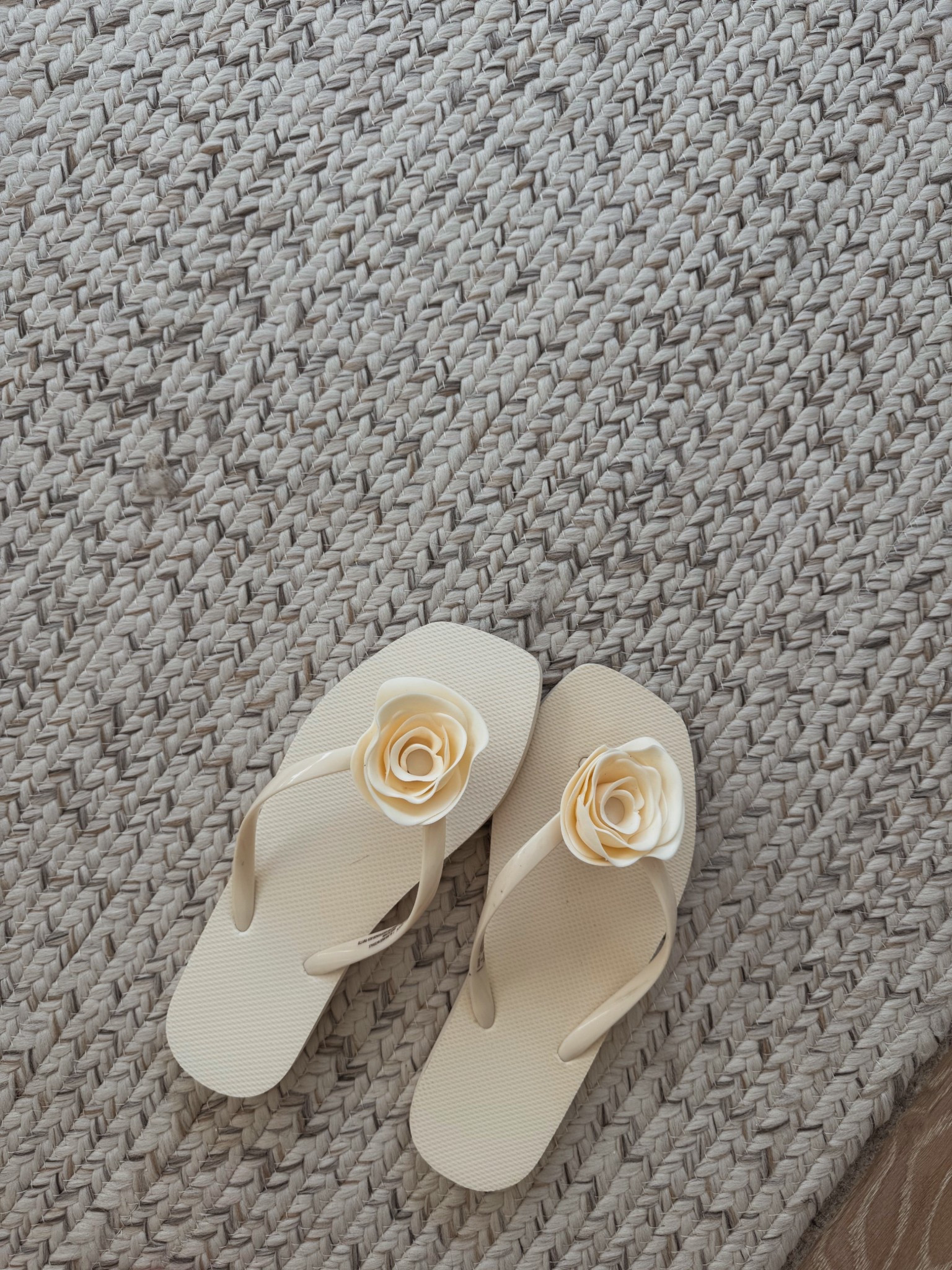 Cutest flip flops from target for under $15!! 

Flip flops 
Travel essentials 
Spring shoes 
Spring sandals 
Summer shoes 
Summer sandals 

#LTKSwim #LTKShoeCrush #LTKStyleTip