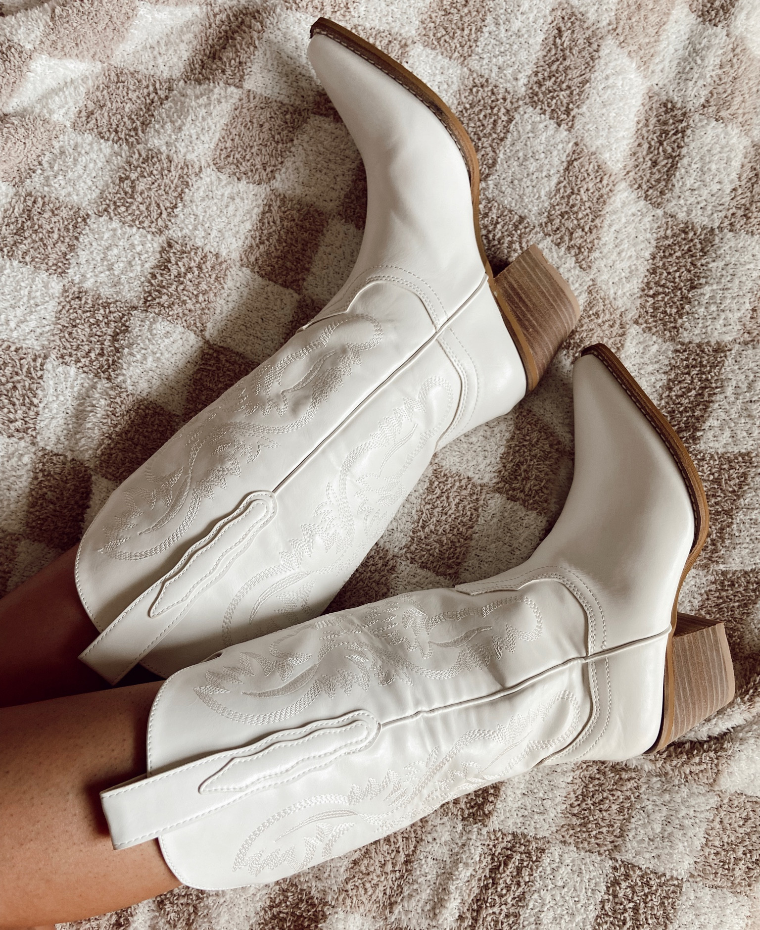 morgan wallen on repeat in my head 🤠🎶 

#westernboots #boots #fall #fallboots #western #cowboyboots #cowgirlboots #cowgirl #cowboy #whiteboots #neutralboots #trendyboots #morganwallen #taylorswift #checkers #woodenheel #amazonstyle #style #targetstyle #affordable #momfit 

#LTKshoecrush #LTKU #LTKunder50