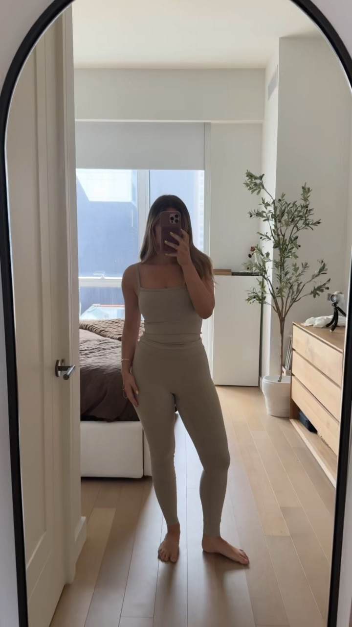 just got this stunning workout set from 437 and i am obsessed with the color and detailing

#LTKActive #LTKFindsUnder100 #LTKStyleTip