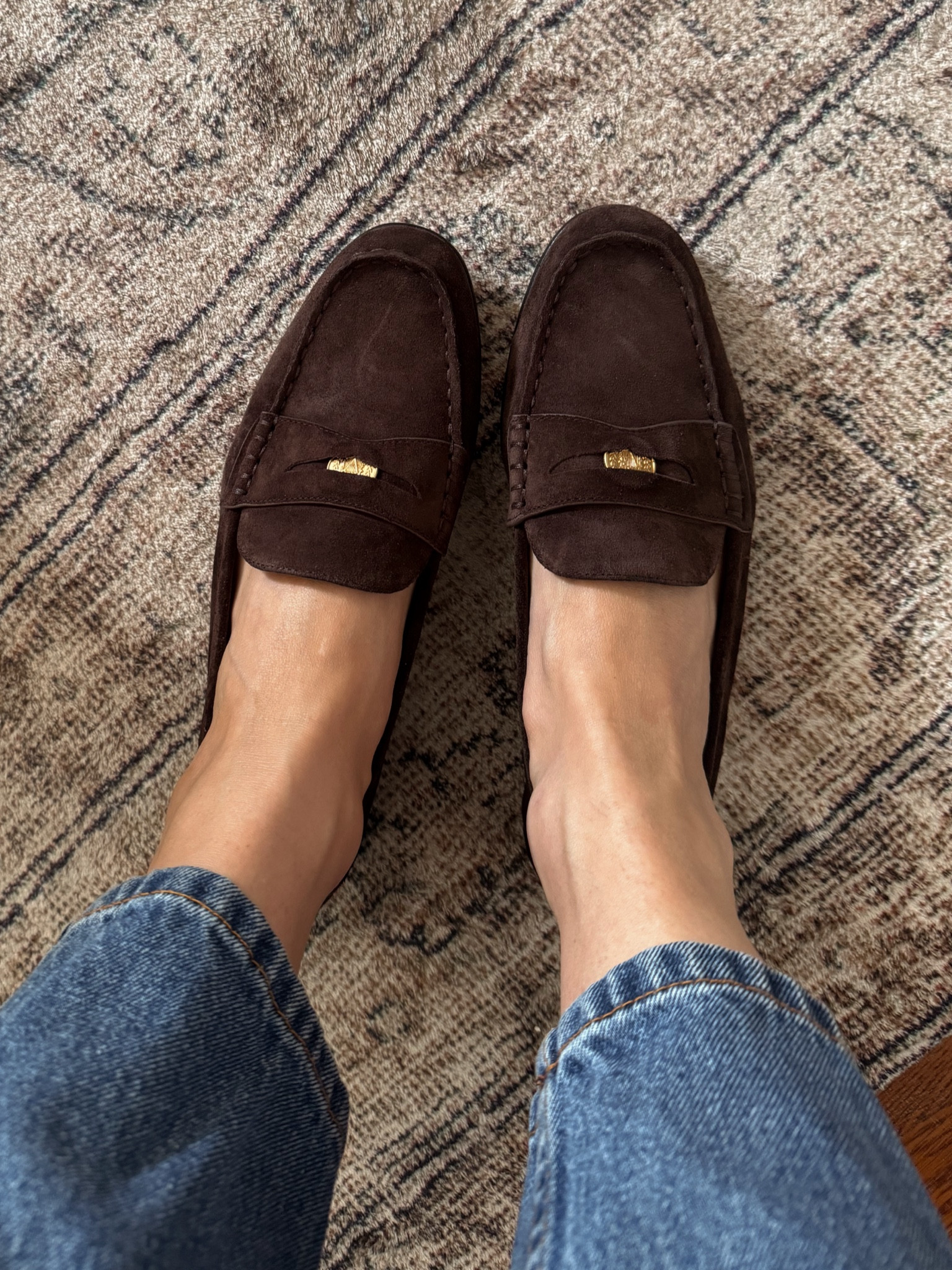 
I immediately fell for the espresso brown color of these loafers. Soft and comfortable off the bat with zero breaking in required. 

Sizing:  I normally wear a US 8.5 and the 39 which translates to a 9 is perfect.  

#VeronicaBeard #FallShoes #FallFashion #Loafers
