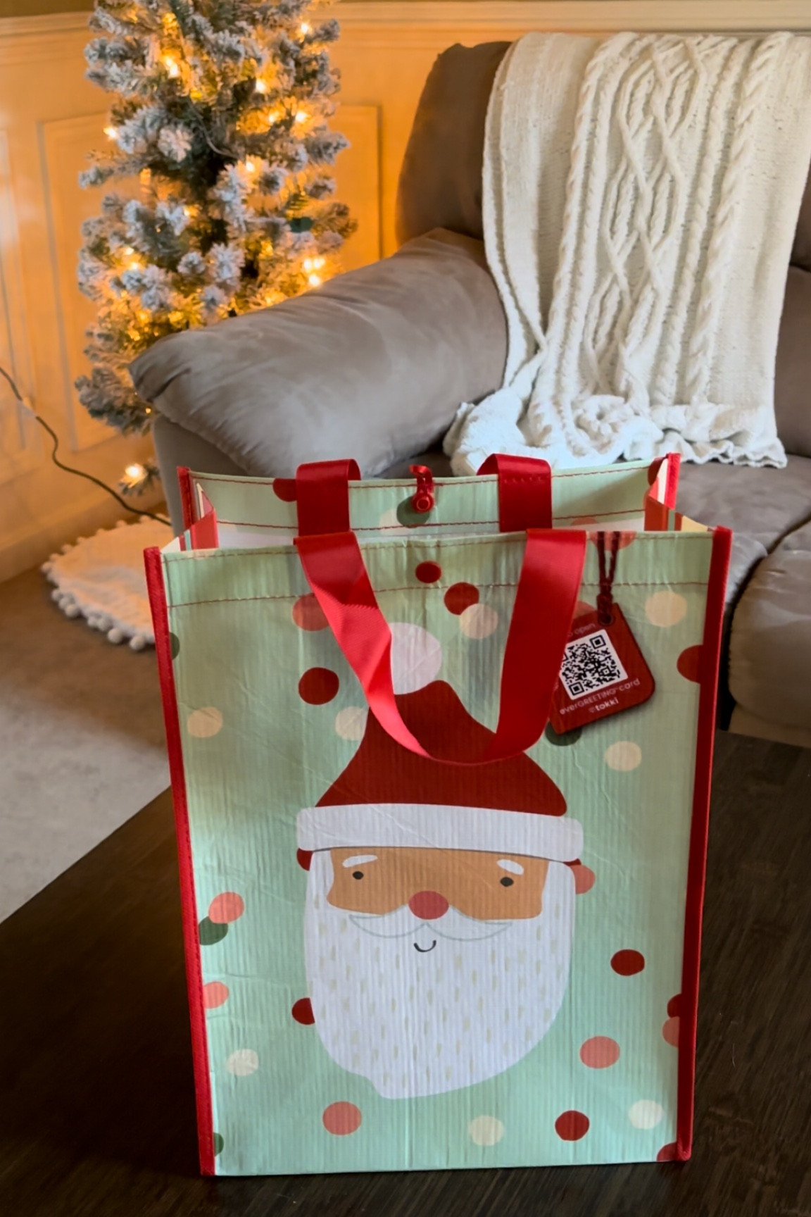  Add your own photo & message to a card that shows up on the recipients phone when they scan the bag! ❤️