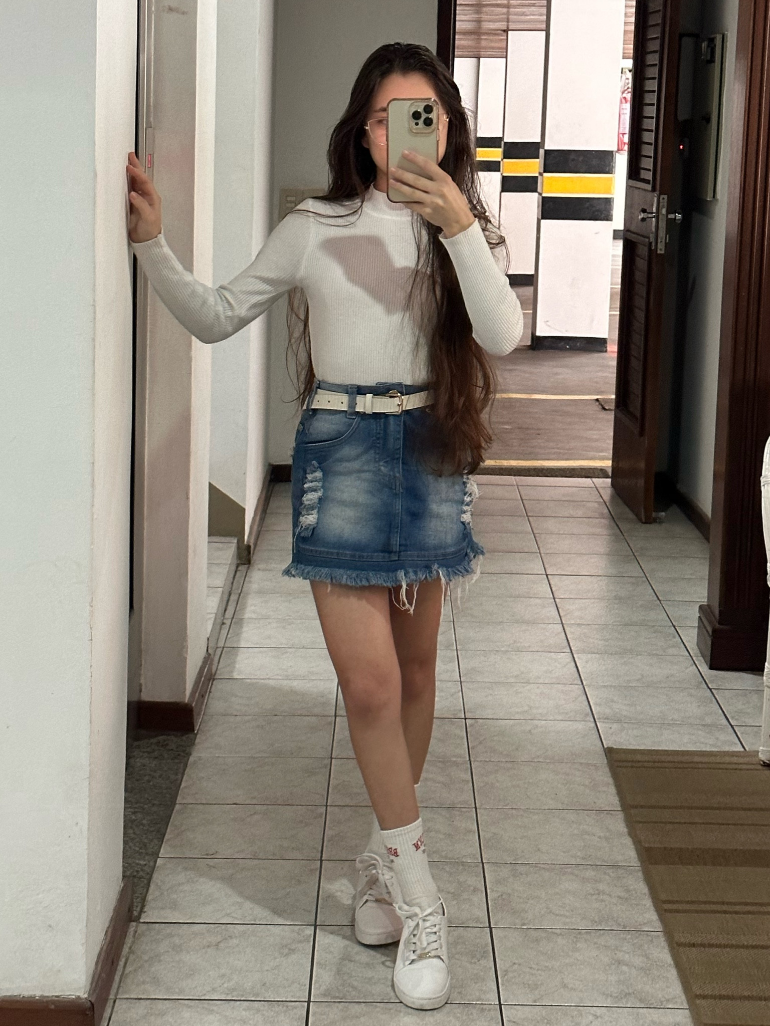 Look com saia jeans, blusa de gola alta e meia aparecendo

#LTKbrasil