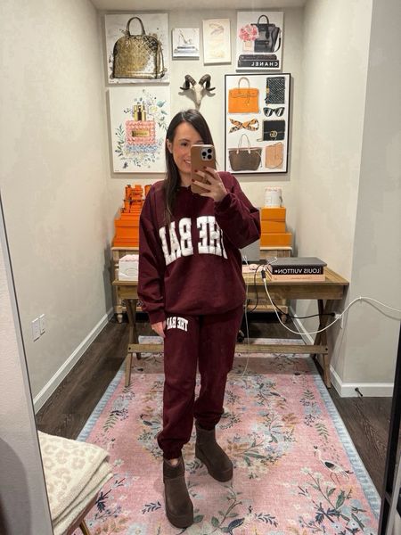 The bar burgundy sweat set. Sweatshirt is a large (it shrinks in the wash) and pants are a small



#LTKSeasonal #LTKfindsunder100
