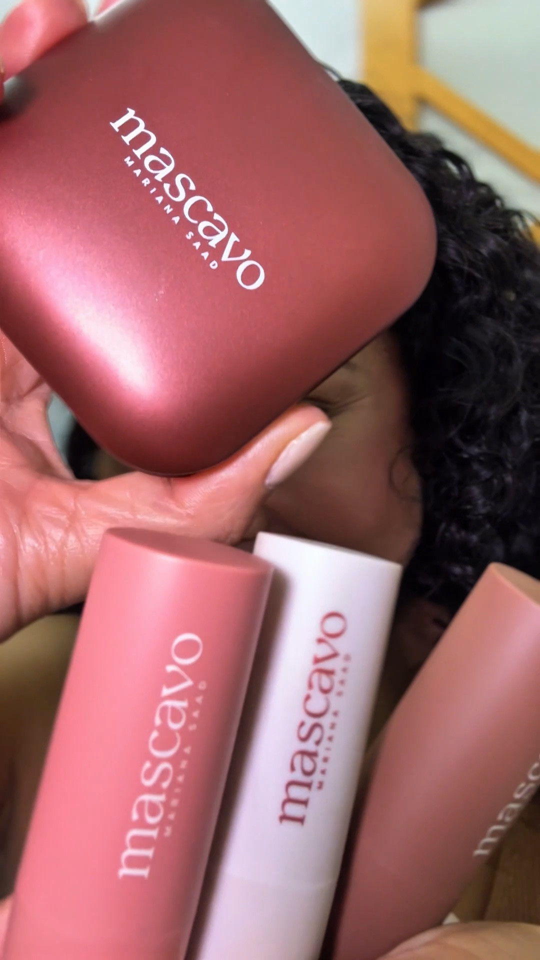 BRILHO BONITO, PELE IMPECÁVEL! ✨

Essa seleção da @mascavo tá TUDO, amore! Vem comigo que eu te conto o segredo de cada um:

Contorno Frappé – Bastão cremoso que vira pó aveludado na pele. Ideal pra esculpir o rosto com naturalidade. Aplique nas laterais do nariz, têmporas e abaixo das maçãs do rosto, depois esfume. Leve, fácil de construir e com acabamento sofisticado!

Blush Freesia – Cremoso, com glow e aquele toque fresh! Dá pra usar nas bochechas, olhos e até na boca. Enriquecido com óleos de macadâmia, camélia e esqualano vegetal pra cuidar da pele enquanto colore. Resultado: ar de saúde radiante!

Bronzer Terracota – Pó ultra macio com glow tropical. Tem pérolas ultrafinas que iluminam suavemente e pigmentos que suavizam a pele. Use como contorno, sombra ou iluminador. Rosto, colo, ombros… onde bater o sol, ele entrega o brilho!

Iluminador Bastão Champanhe – Textura balm, brilho delicado e elegante. Ideal para destacar os pontos altos do rosto como têmporas, ponta do nariz e arco do cupido. O resultado? Um glow natural e sofisticado, que reflete a luz na medida certa.

Gostou, amore? 💜
Comenta “QUERO” aqui embaixo que te mando os links direto dessas belezinhas!
E compartilha esse vídeo com aquela amiga que AMA um glow de respeito! ✨





#beleza #make #maquiagem #hair #cabelo  #moda #perfume #intimasdaline #glow #glam #reviewdemake #mascavo #pelebonita #

#LTKbeleza #LTKbrasil