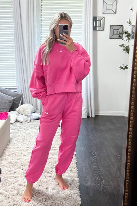 Some of my pieces from Nordstrom Anniversary sale are in. I’m obsessed with these sweat pant and sweat shirt. 

I’m wear a small in top and XS in pants. 

Sale // nsale // pink set // pink sweats // Nike // comfy outfit // casual outfit // 

#LTKtravel #LTKsalealert #LTKxNSale