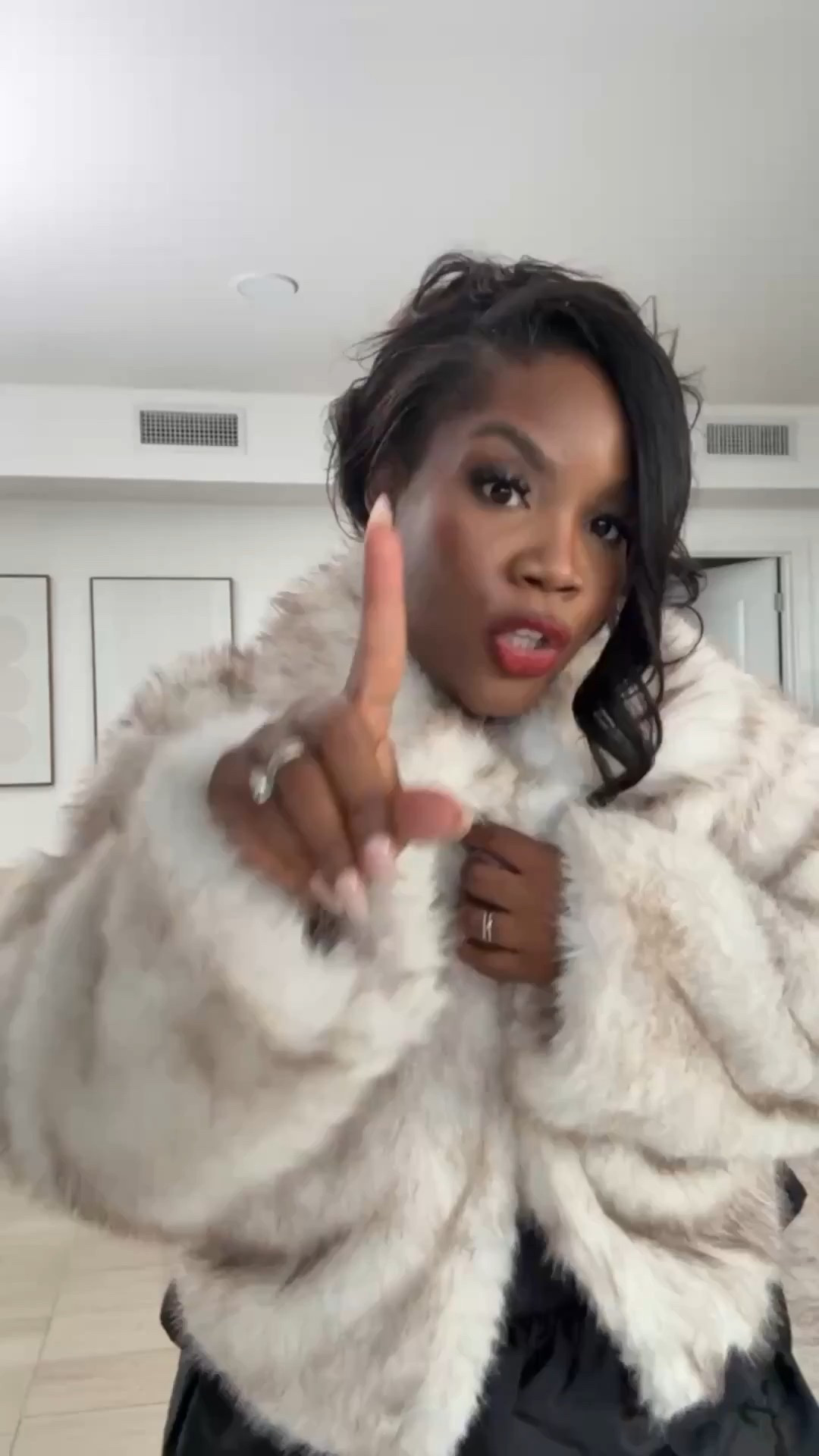 Linking faux fur coats under $40 from Walmart 🙌🏾✨

Winter coats, winter date night outfits, fur coats, Walmart finds, Emmy Petit

#LTKPetite #LTKMidsize