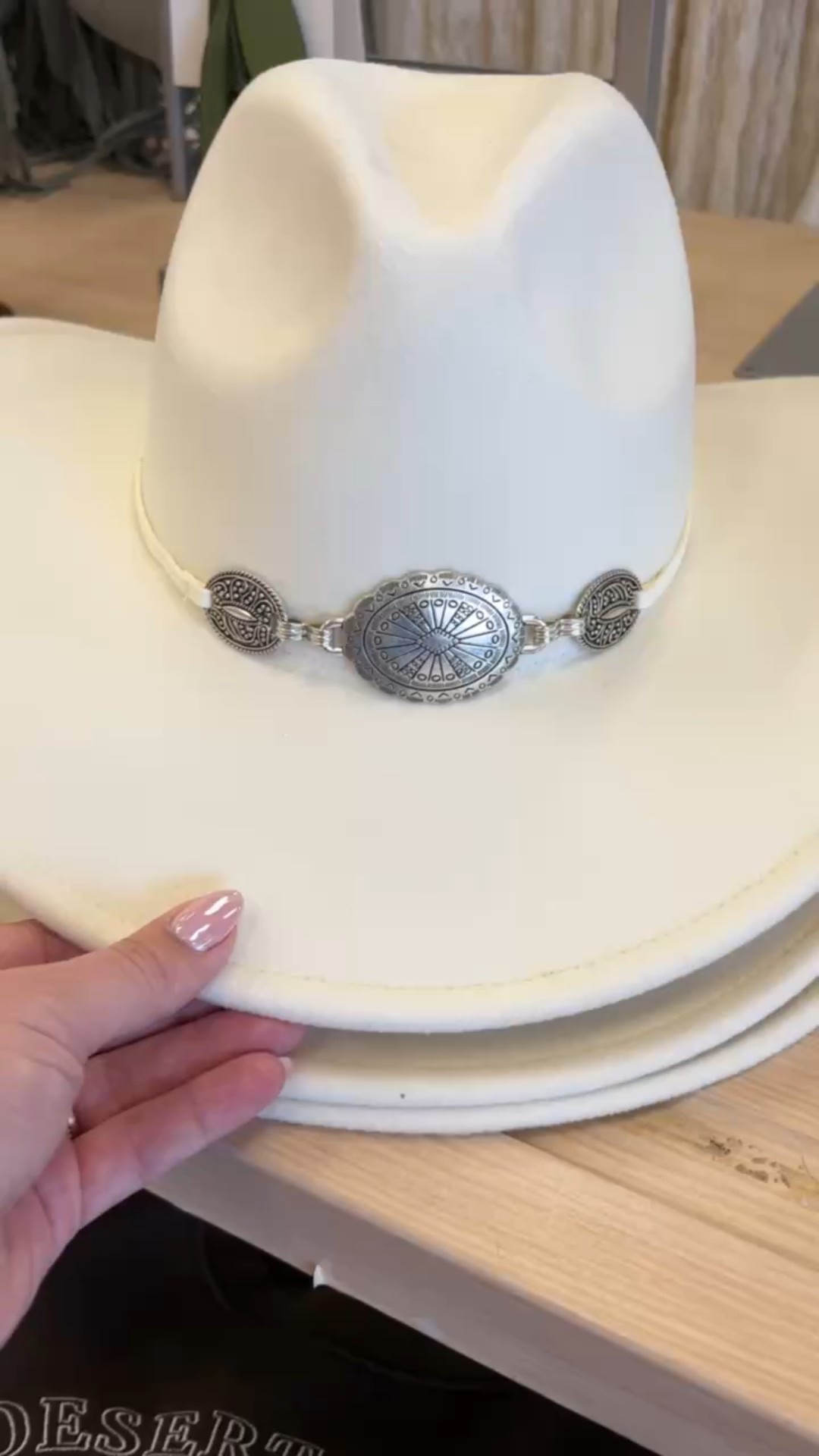 This hat looks just like a Tecovas hat for way less!!!😍 

Cowgirl, country, western, country concert, rodeo, target style, @Target 

#LTKootd #LTKTravel #LTKSeasonal