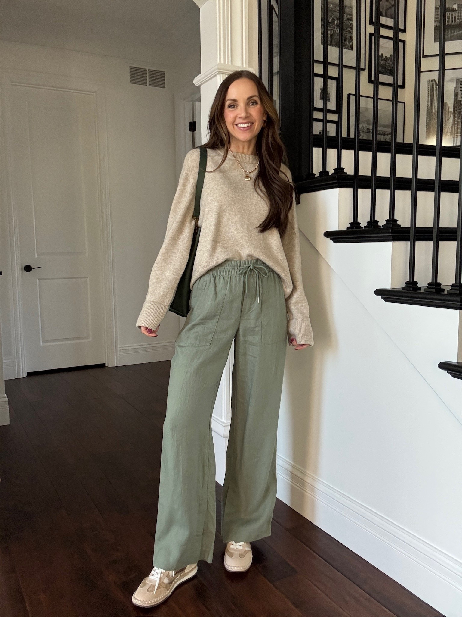 During the @athleta sale a few weeks ago I ordered a new color of the linen pant and I love them! Wearing an XS