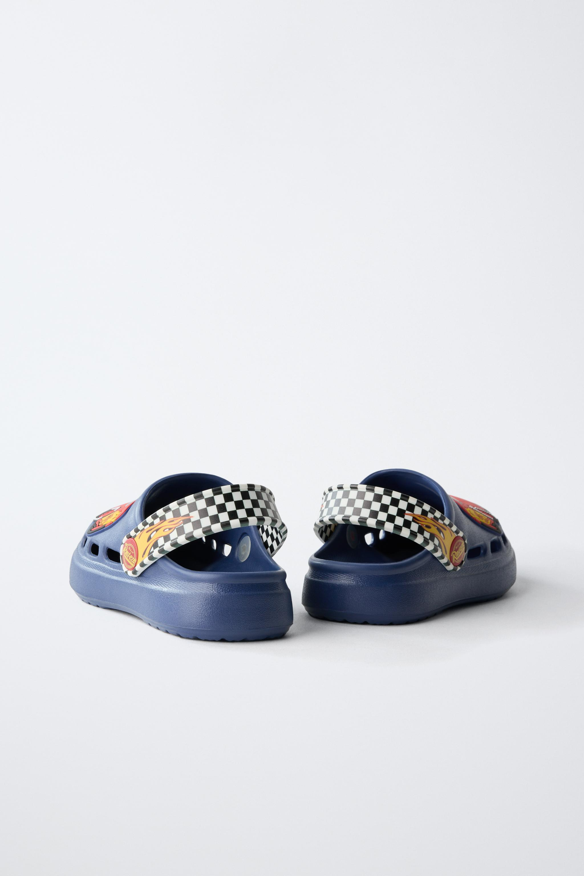 Gummierte Pantolette CARS LIGHTNING MCQUEEN \u00a9 DISNEY mit perforiertem Design und Charakterde... | Zara DE