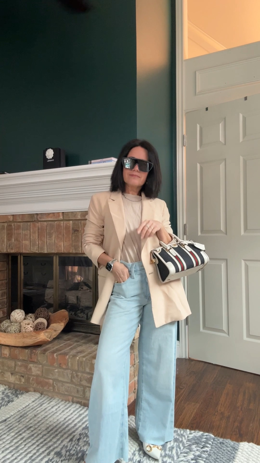 Spring outfit ready for any occasion! Jeans blazer and kitten heal shoes ✌️