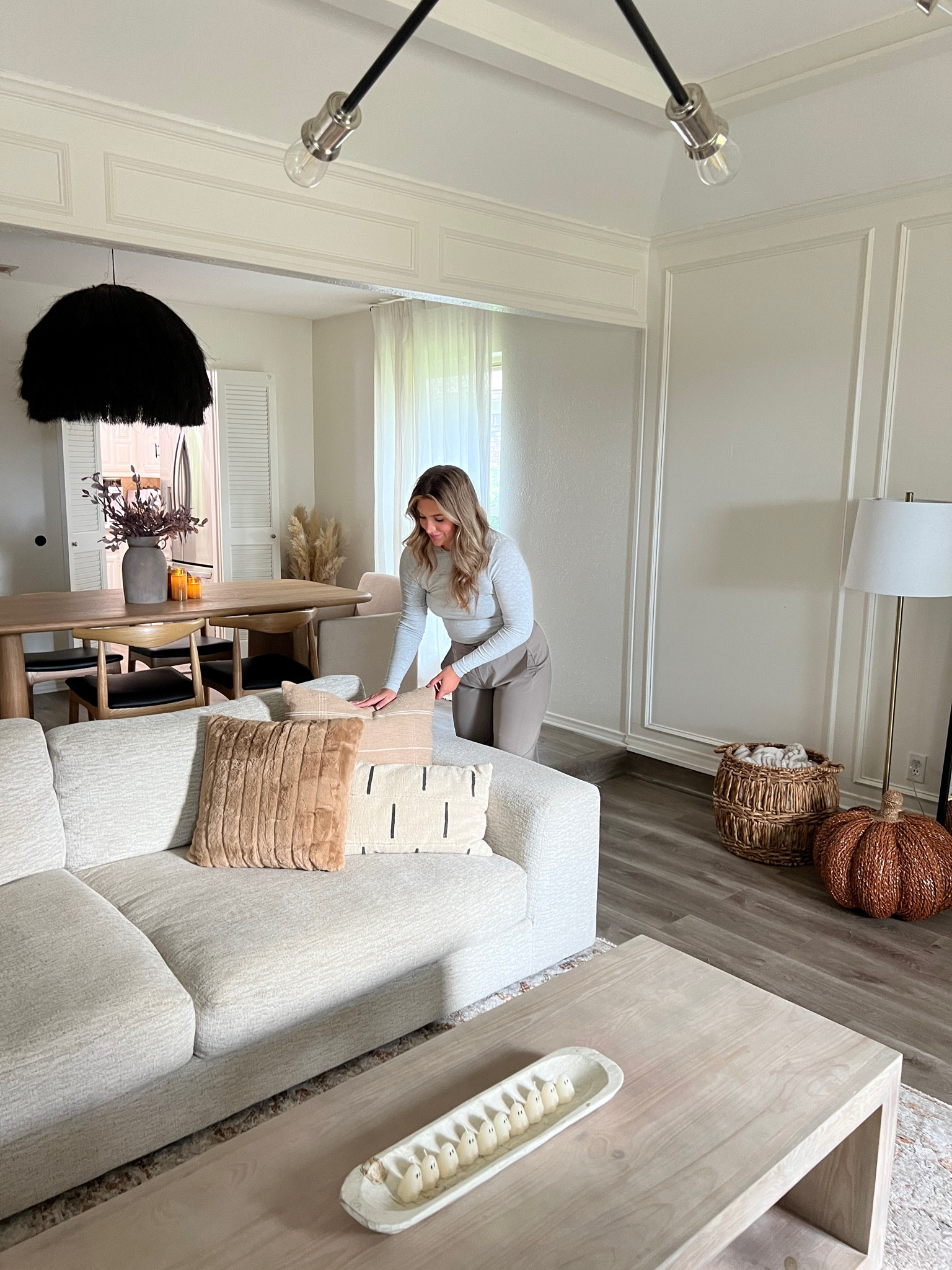 Minimal fall home decor! Linking what I can below 💗🫶 

#LTKhome #LTKSeasonal #LTKHalloween