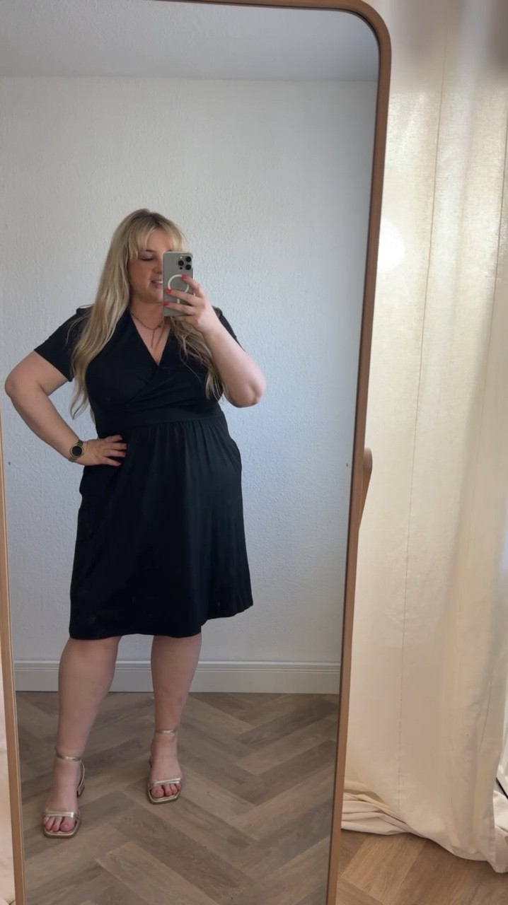Das kleine Schwarze 🖤

#amazon #amazonfashion #plussizefashion #curvy #kleid

#LTKkleider #LTKdeutschland #LTKplussize