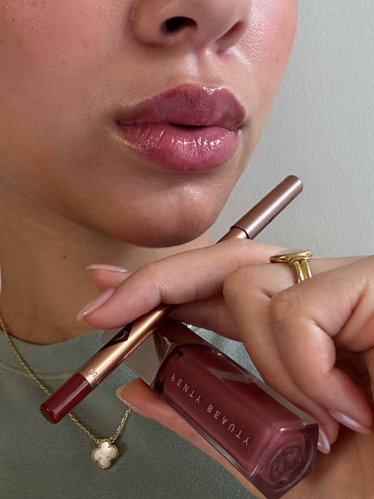 gloss bomb: riri 
Liner: Hollywood honey 