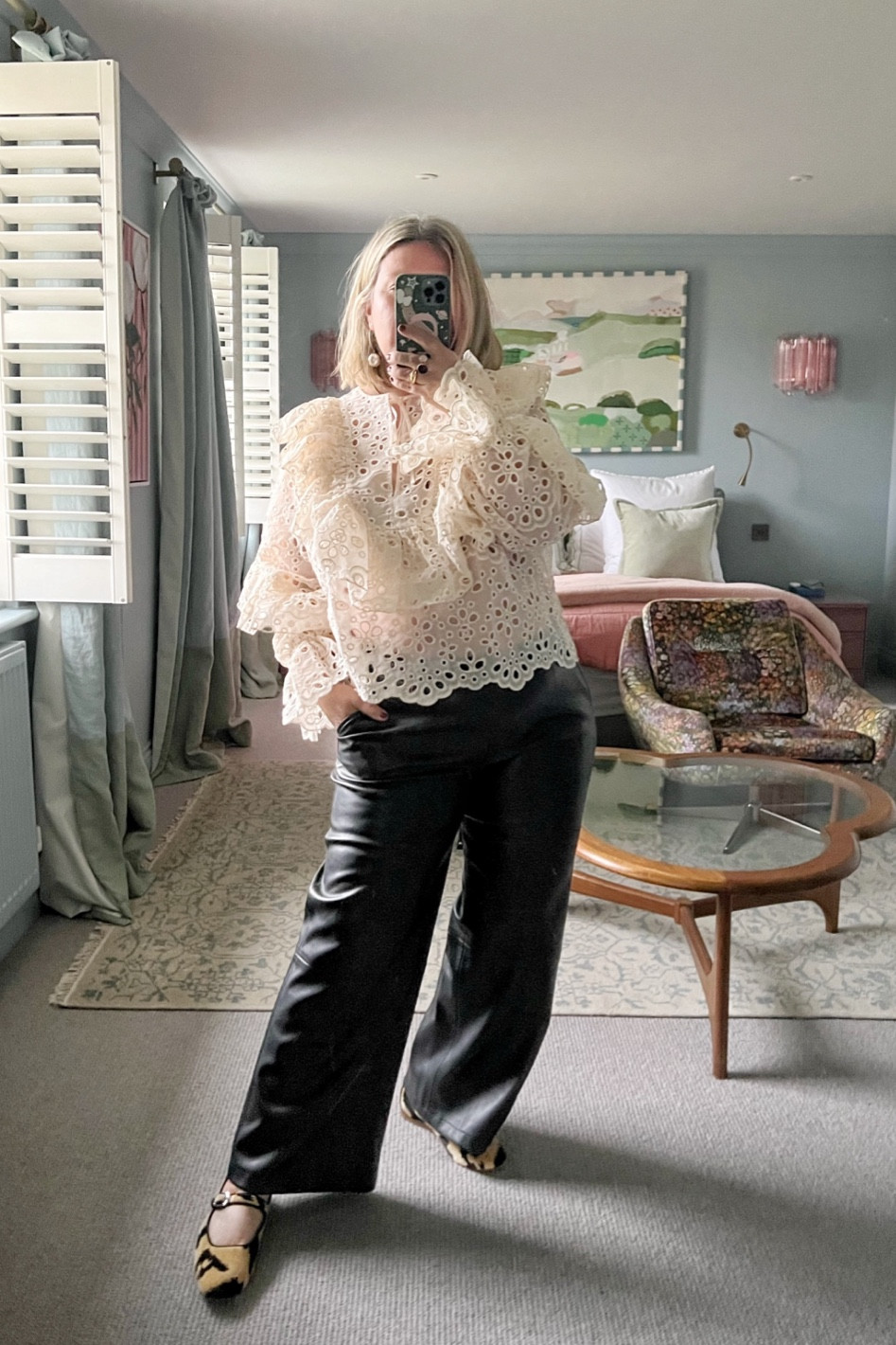 Broderie anglaise top , broderie blouse , pretty top , spring blouse , faux leather trousers , wide leg trousers , daily style , outfit inspiration 