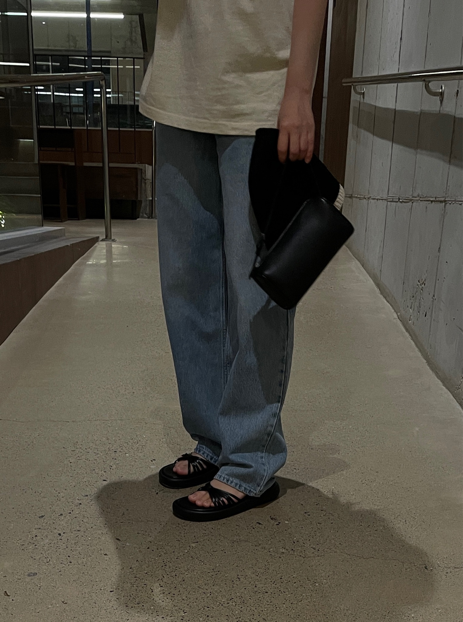 Weekend look😎 

#therowbag #therow90s #levisjeans #museumofpeaceandquiet #mopq #rachelcoxsandals #더로우가방 #더로우90s백 #뮤지엄오브페스앤콰이엇티셔츠 #리바이스배기진 #레이첼콕스샌들 #ootd #weekendlook

#LTKstyletip #LTKbag #LTKkorea