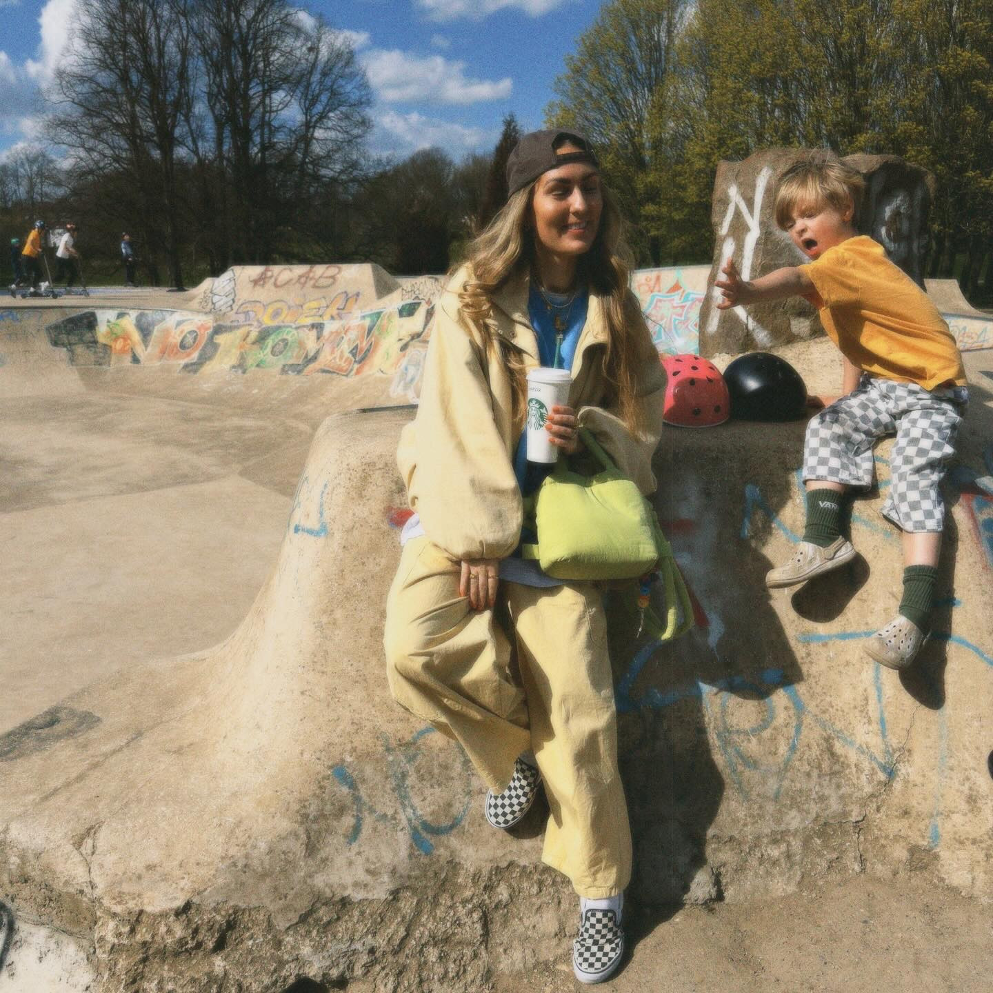 🌞🛹🧃 £28 pure sunshine trousers ! ( and an elasticated waist 🤌🏽 ) @asos ~ I’ll link in April highlights ! Xxxxxx

This cute little skate park was over at @lovehorsforthpark for the Leeds girlies ! 

OUTFIT DEETS :)
I’m a uk 10, 5’7
loving an oversized fit 

Lemon barrel trousers £28 @asos wearing size 10 ( will link in my APRIL highlights ! ) 
Lemon oversized jacket £35 @shopmatalan wearing 3XL ( linked in April highlights)
Checkerboard slip ons @vans true to size ( don’t size up )
Blue @nike sweater old 
Oversized grey tee ( comes in white too ) £12 promo @vans @asos ( linked in April highlights )
Lime bag find on vinted but @olend_backpacks have cute ones ! ( some options linked in my April highlights )

Wishing you the best week girlies !! Love y’all ! Xxxxxxxxx

#mumstyle #mumstyleuk #highstreetfashion #springoutfitideas #effortlessoutfits