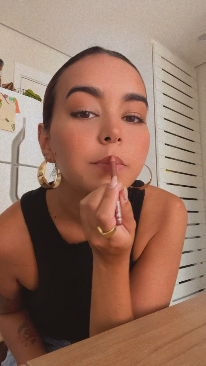 o item número um pra minha make do dia a dia bem #quietbeauty 🤫 tenho na cor 17 e 15 e da super pra usar só ele, como também pra contorno + gloss pra um efeito bem bocão #lipliner #sephora

#LTKVideo #LTKbrasil #LTKbeauty