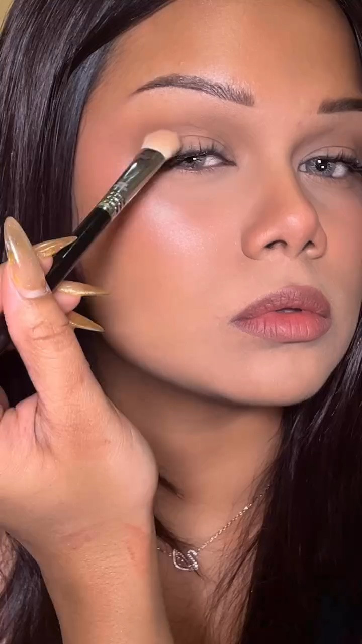 Easy, soft brown eye makeup tutorial using the @sigmabeauty Crème Brûlée Eyeshadow Palette 🍮 If you love minimal eye makeup but want a palette with high-quality shades, and great pigmentation, this is the perfect neutral palette for you 🤌🏻

✨ 10% off code: ARONI

#eyemakeupideas #makeupvideos #makeupreel #neutraleyeshadow #sigmabeauty