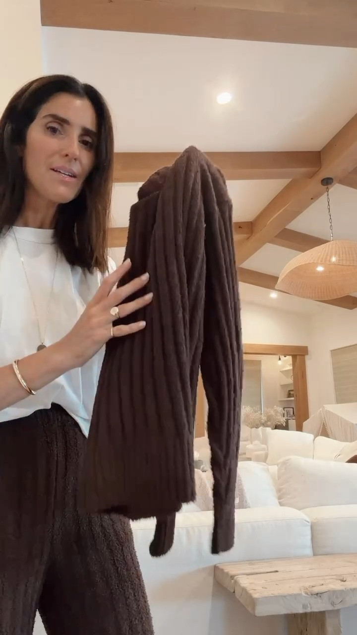 Love this ribbed matching set! This is the color espresso and I’m just shy of 5/7” wearing the size small #stylinbyaylin #aylin #matchingsets

#LTKHoliday #LTKootd #LTKGiftGuide