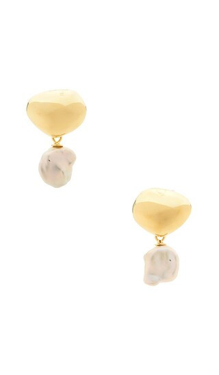 SHASHI Serena Pearl Drop Earring in Metallic Gold. | Revolve Clothing (Global)