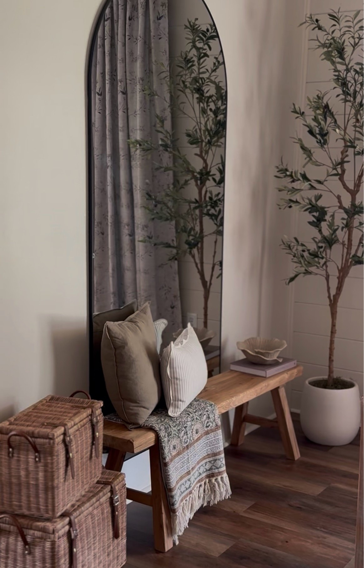Bench styling. Arched mirror styling.